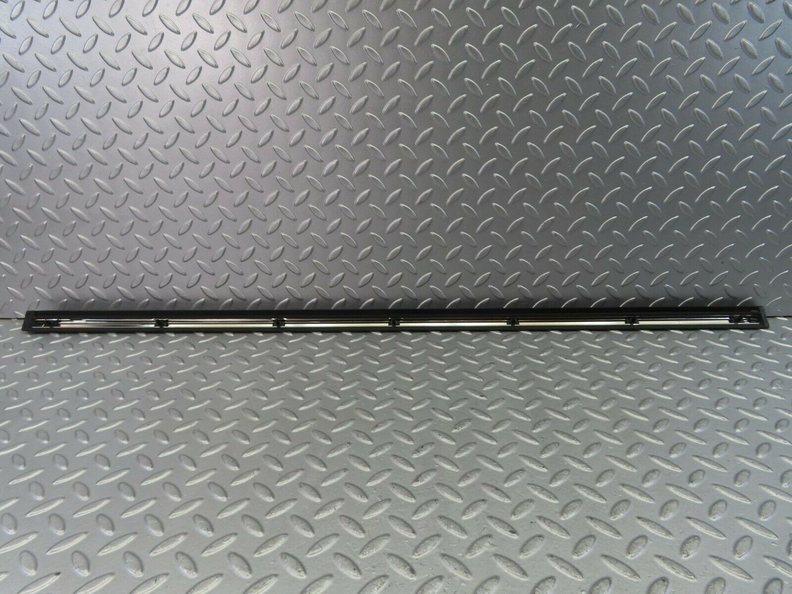 10292 Mercedes-Benz W116 Front Left Door Centre Moulding Trim