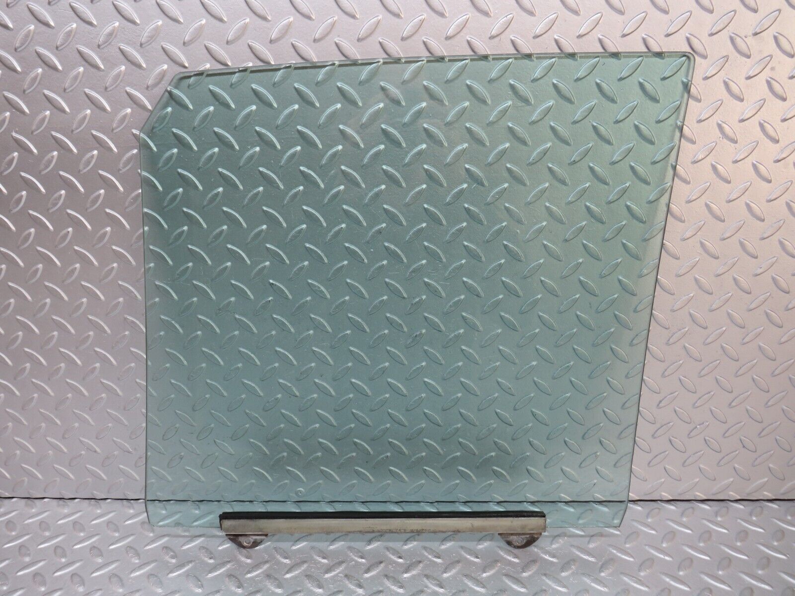 37515 Mercedes-Benz W109 300SEL Front Right Door Window Glass