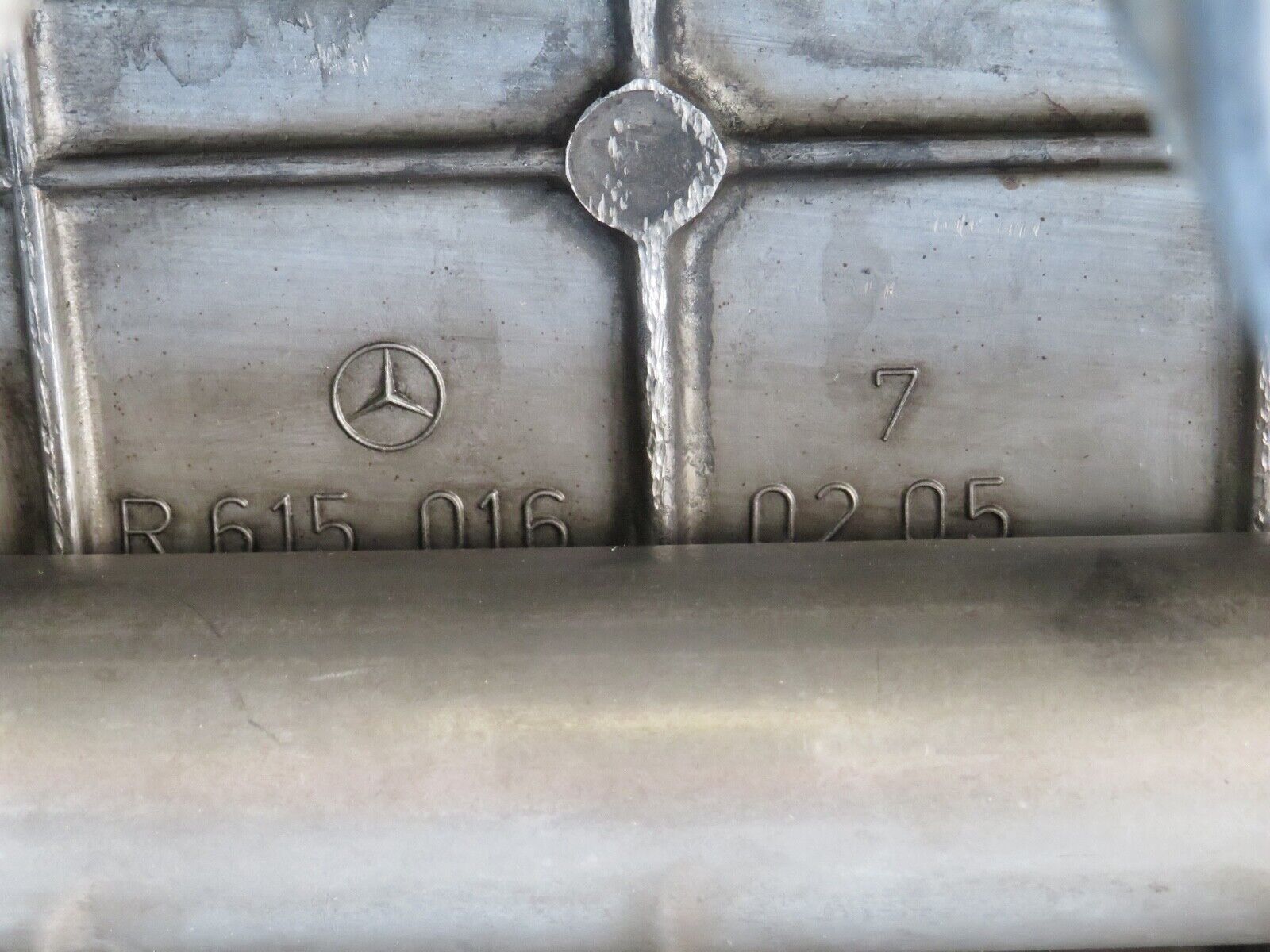 0343 Mercedes-Benz W123 220D Valve Cover 6150160205