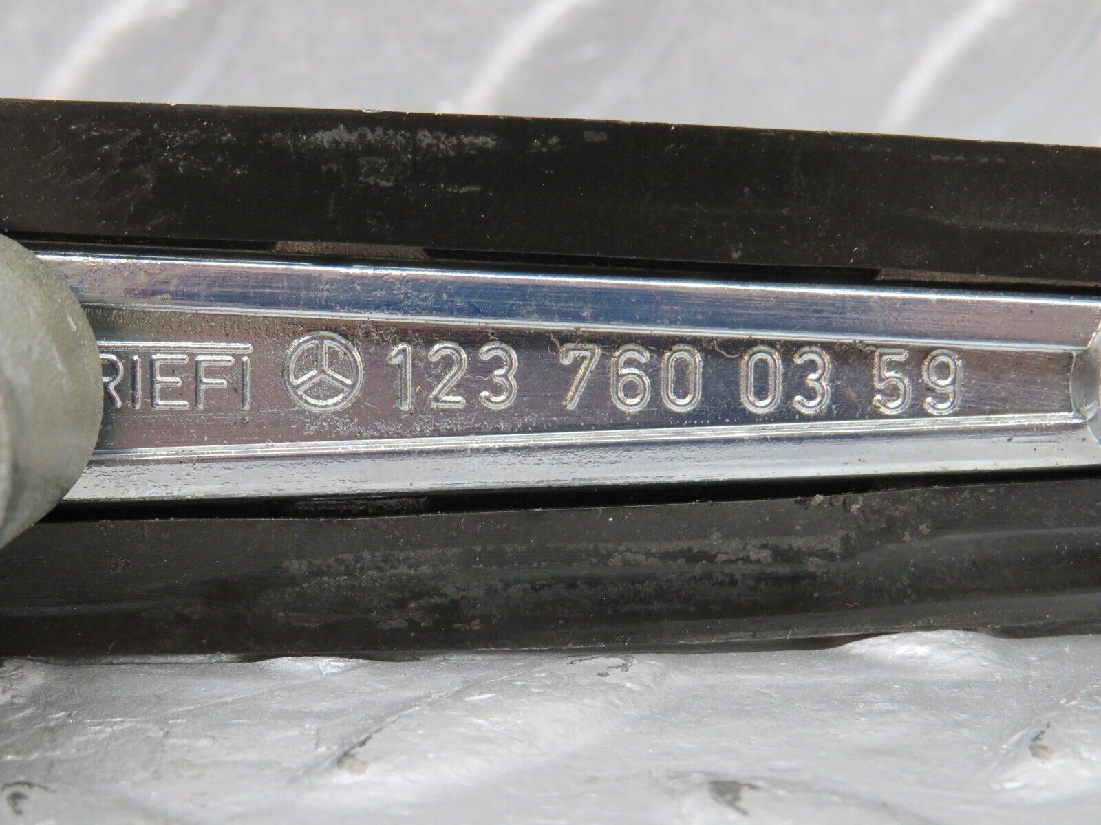 40617 Mercedes-Benz W123 300D Rear Right Exterior Door Handle 1237600359 1237660005