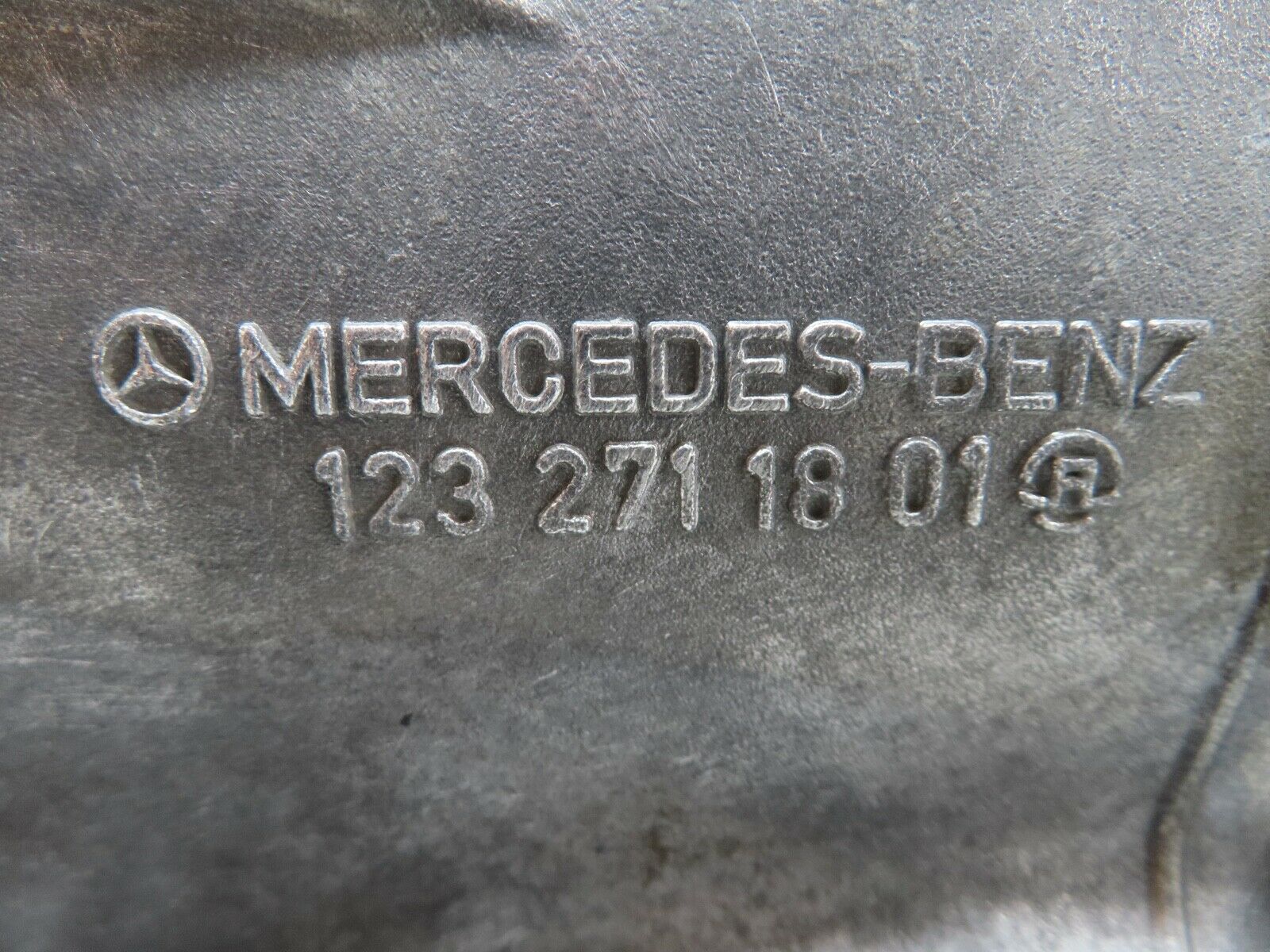 17849 Mercedes-Benz W123 230E Automatic Transmission Housing 1232705201