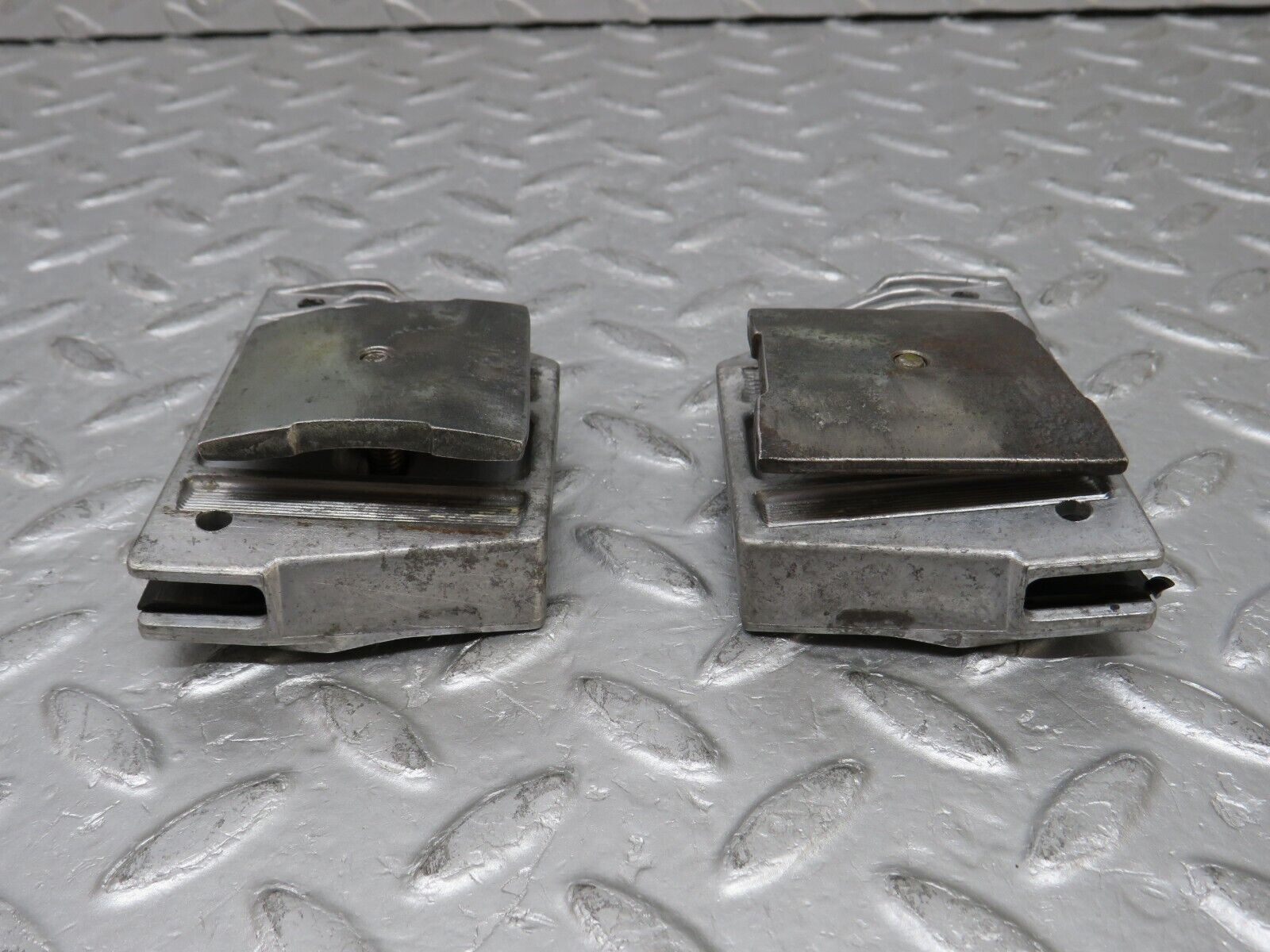 37817 Mercedes-Benz A124 320E Door Window Guide Bracket 2x 1247250132