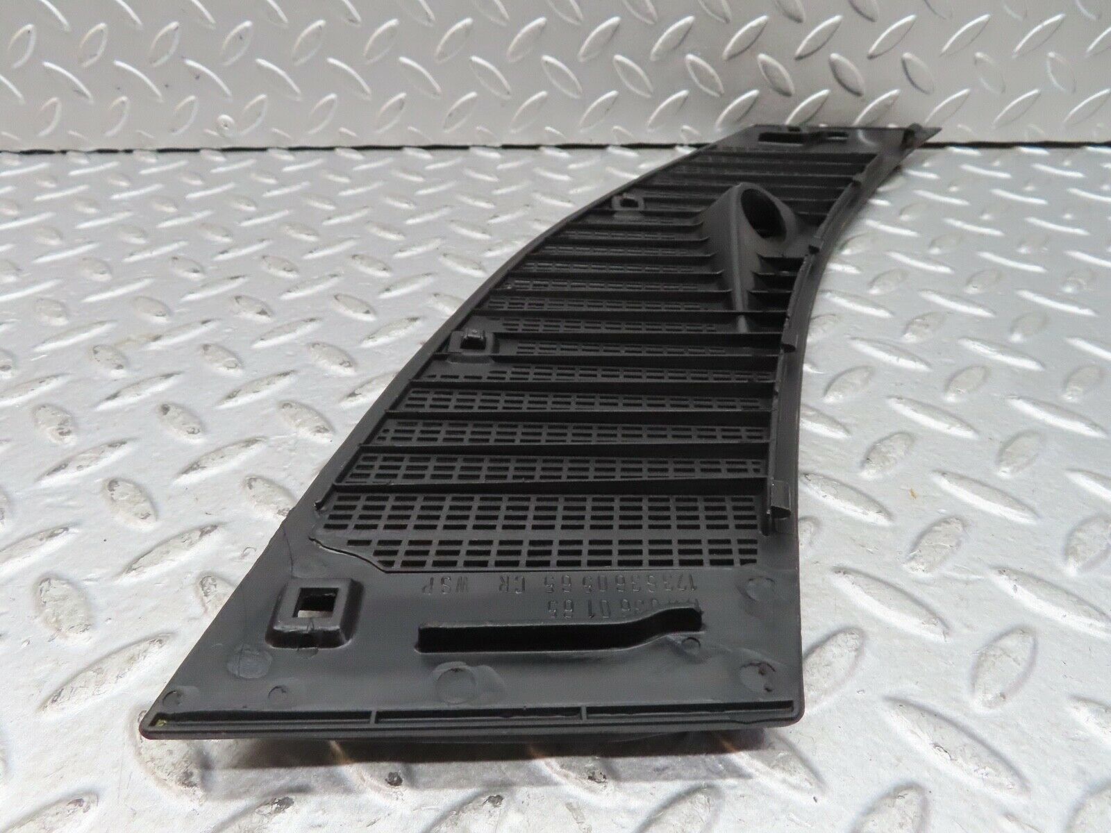 19049 Mercedes-Benz W123 300D Air Intake Grill Left LHD 1238360165