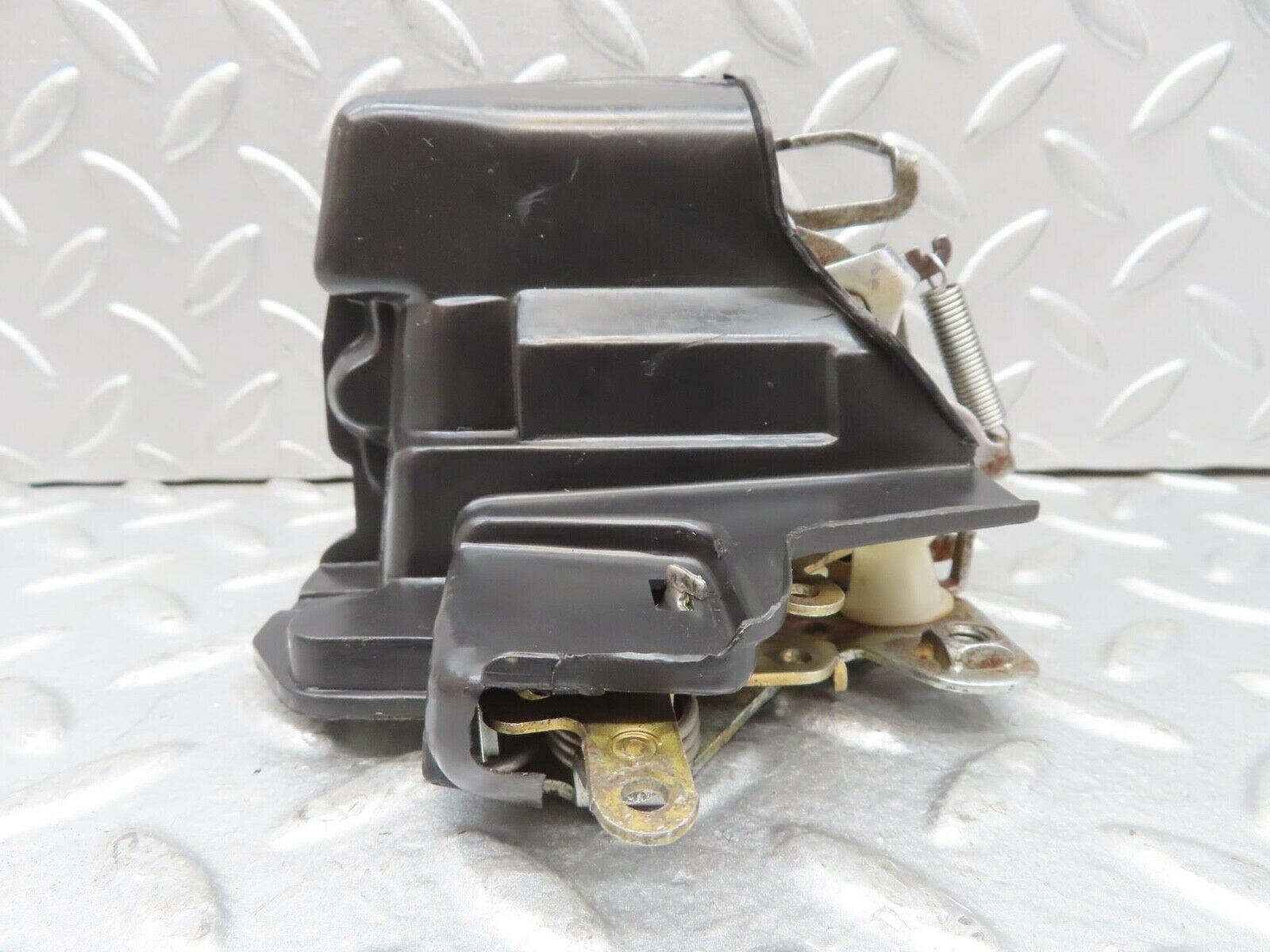 13637 Mercedes-Benz W123 200 Front Left Door Lock Mechanism 1237230108