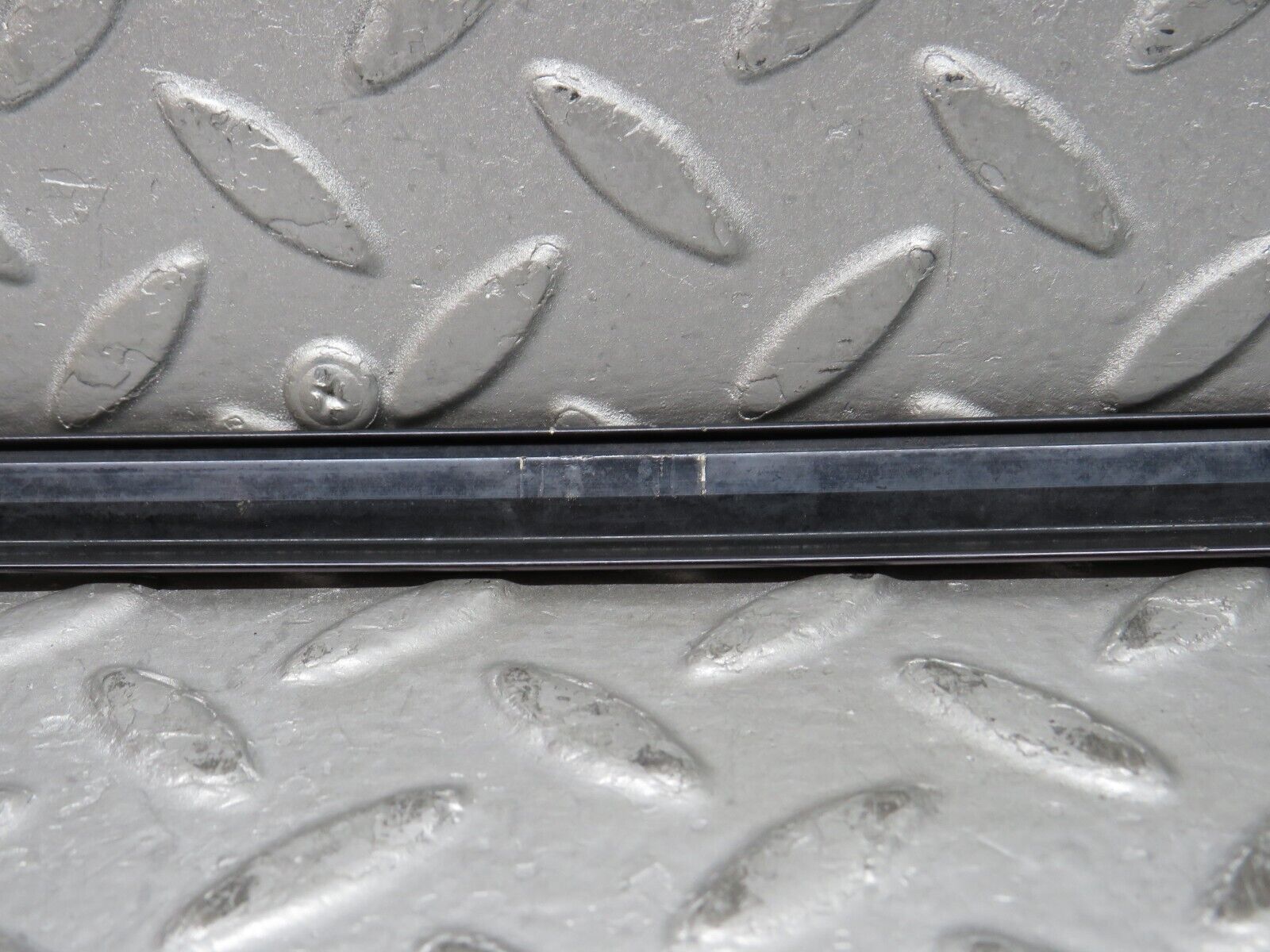 37891 Mercedes-Benz A124 320E Cabriolet Left Door Window Moulding Trim