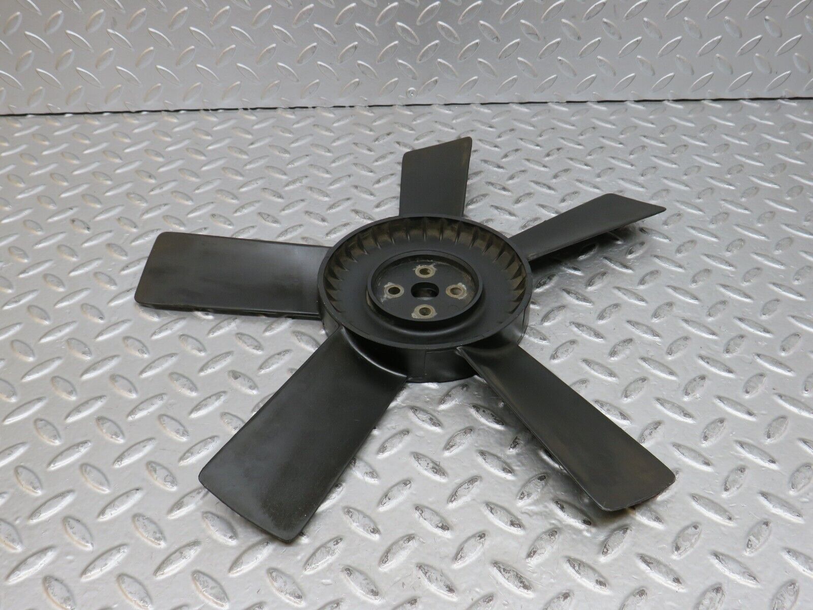 28438 Mercedes-Benz S123 240D Wagon Engine Cooling Fan 01152050406