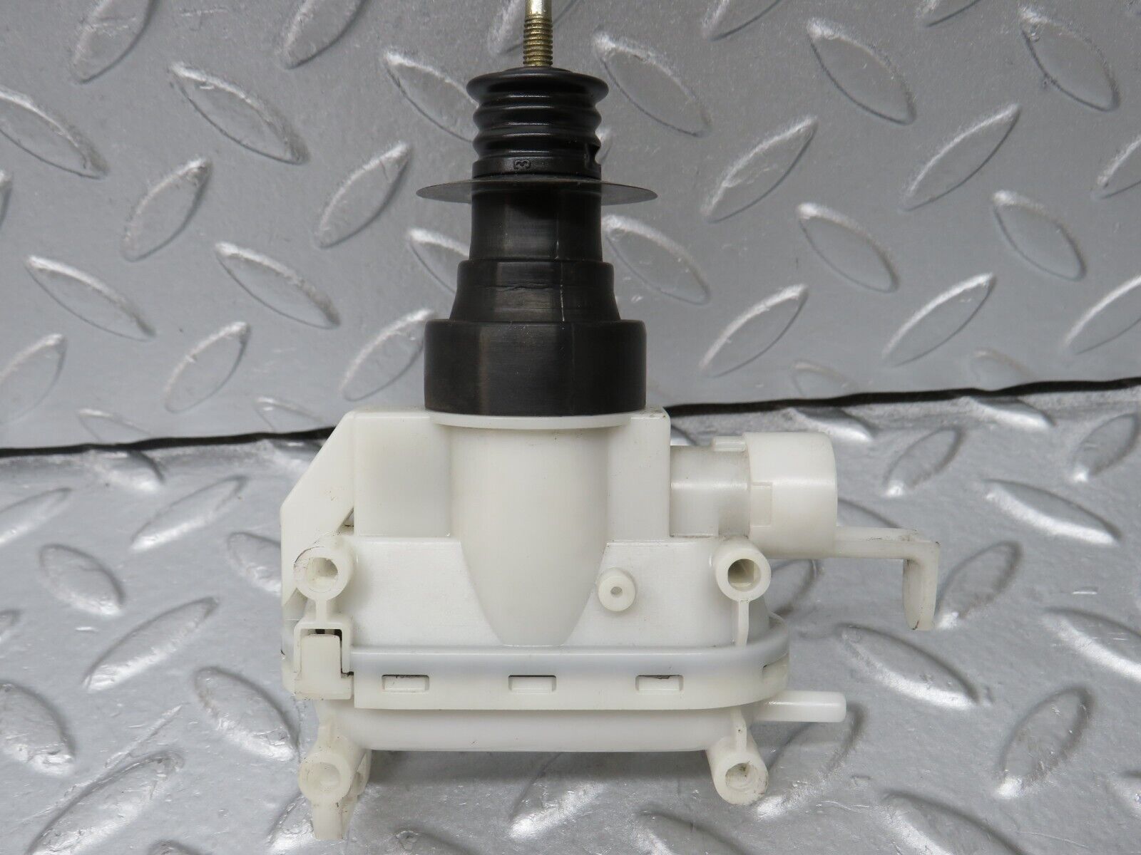 36150 Mercedes-Benz W126 420SE Front Left Door Lock Vacuum Actuator