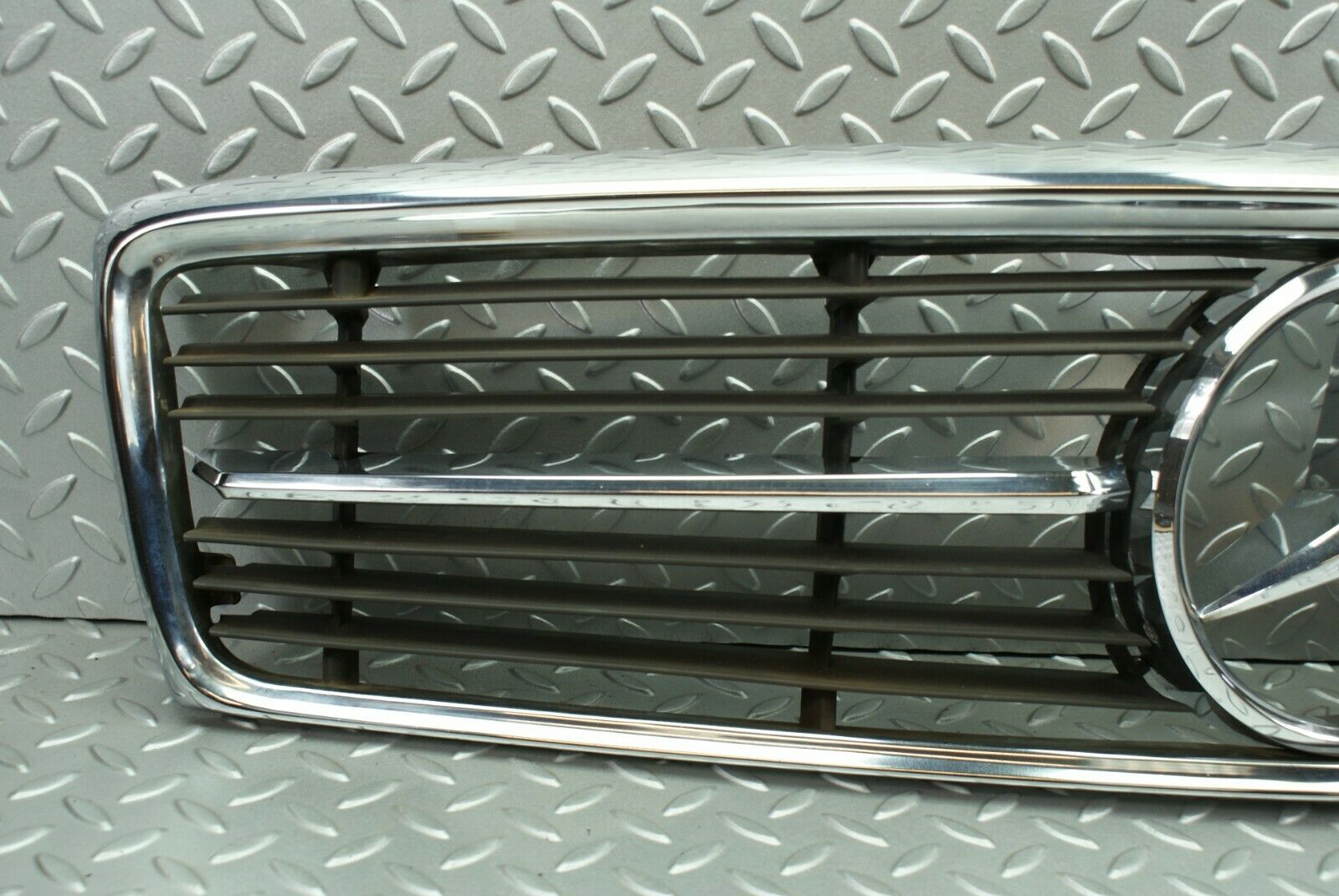 2711 Mercedes-Benz C107 350SLC Coupe Coupe Bonnet Grill Chrome