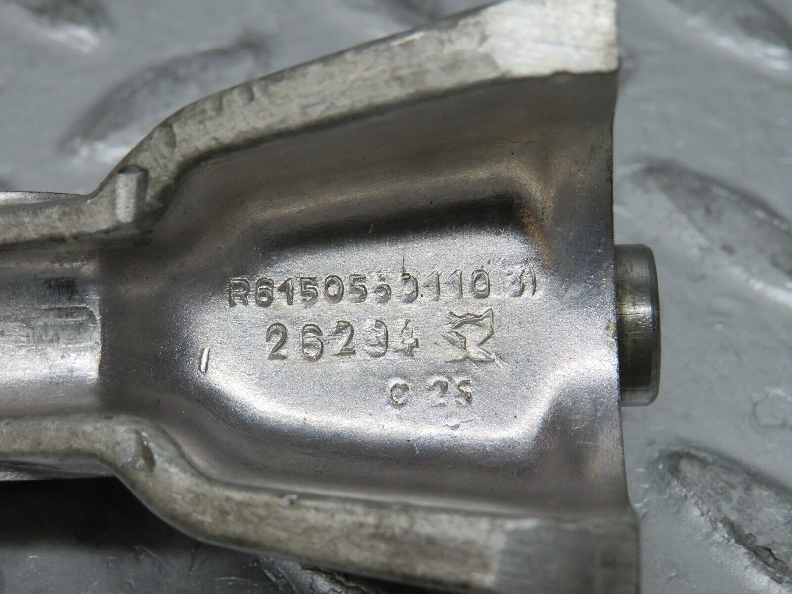 0277 Mercedes-Benz W123 220D Rocker Arm Support 6150550110