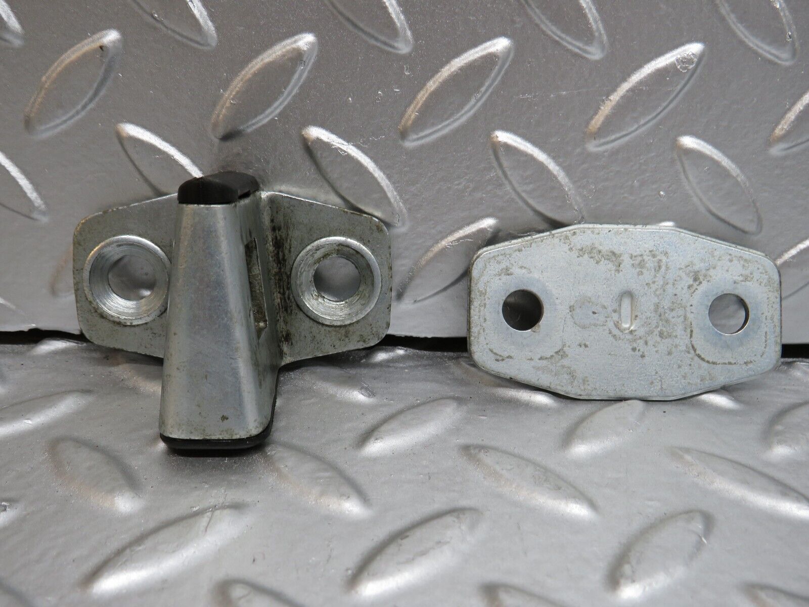 29574 Mercedes-Benz W124 230E Door Lock Latch