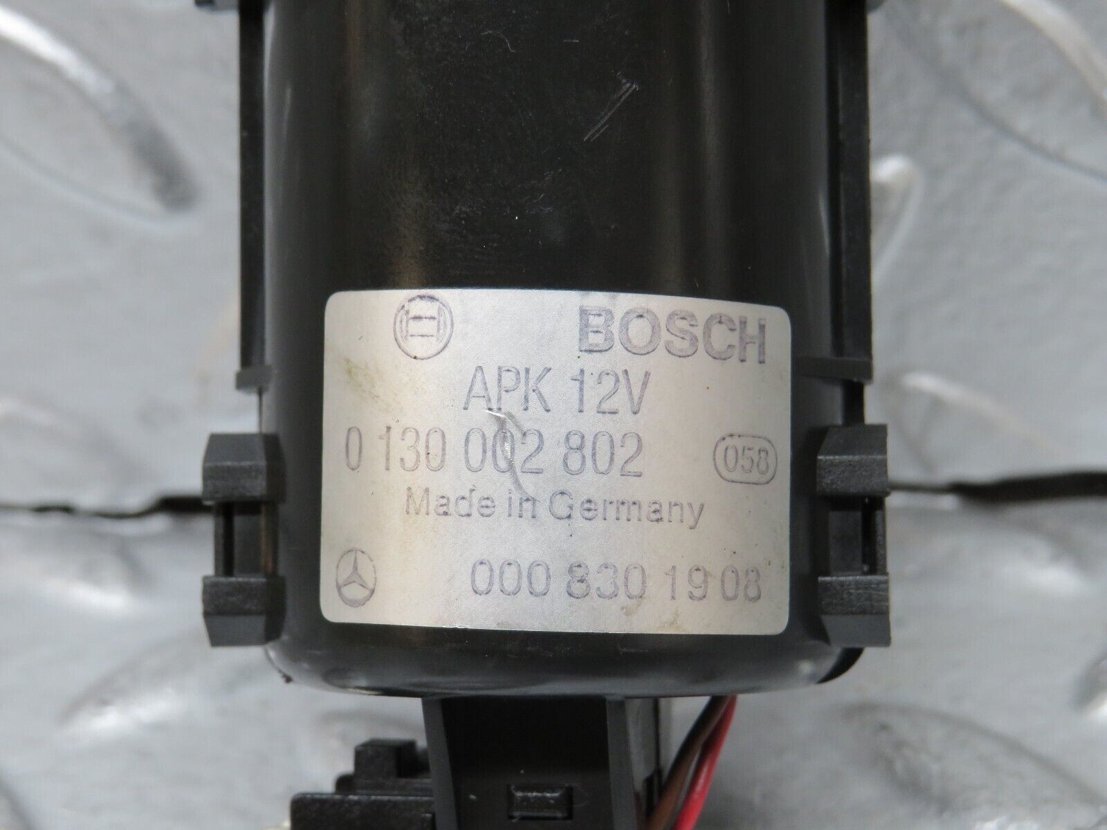 27581 Mercedes-Benz S124 300TE Wagon Temperature Sensor Bosch 0130002802