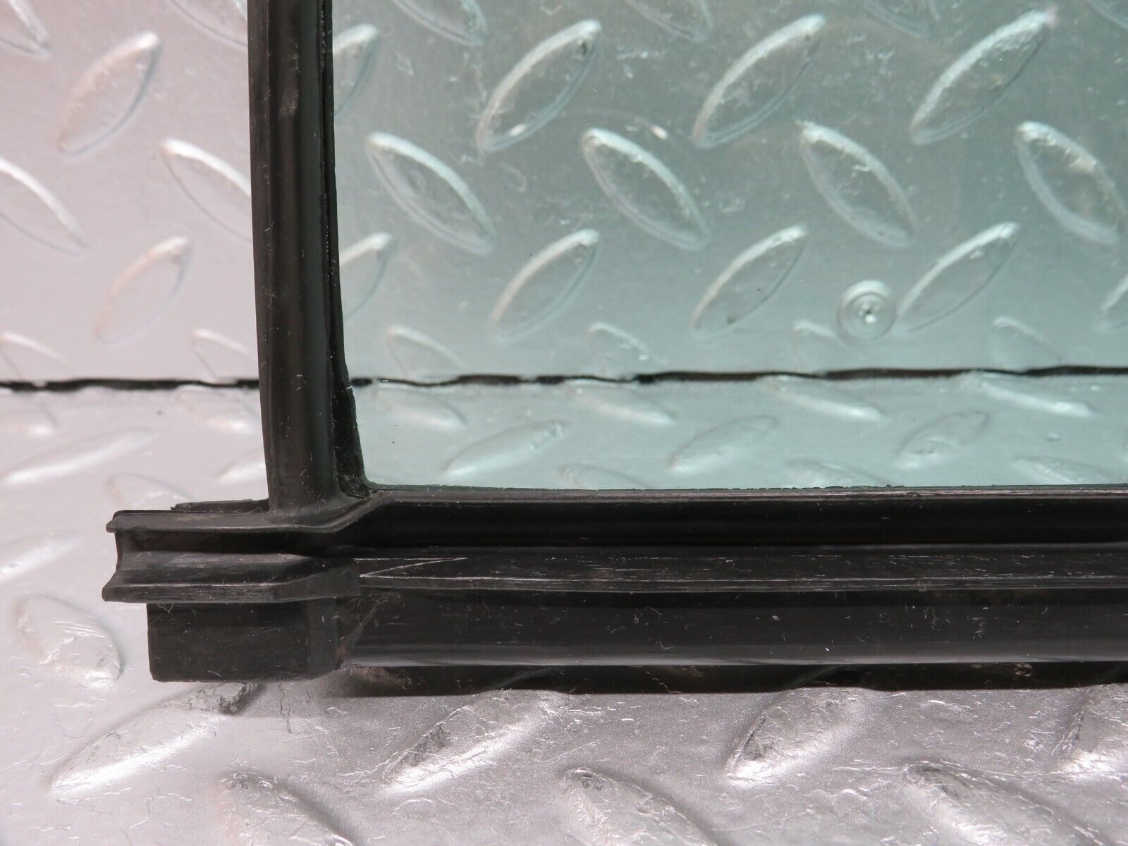 33140 Mercedes-Benz W126 Rear Right Quarter Window Glass