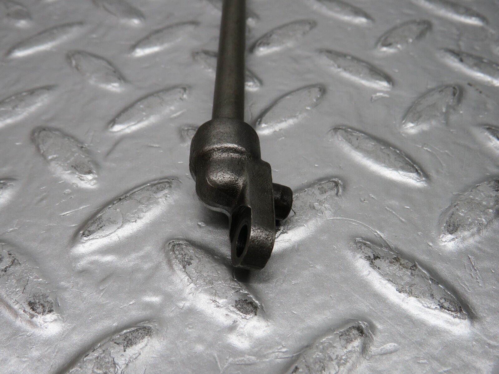 0267 Mercedes-Benz W123 220D Camshaft Oil Tube