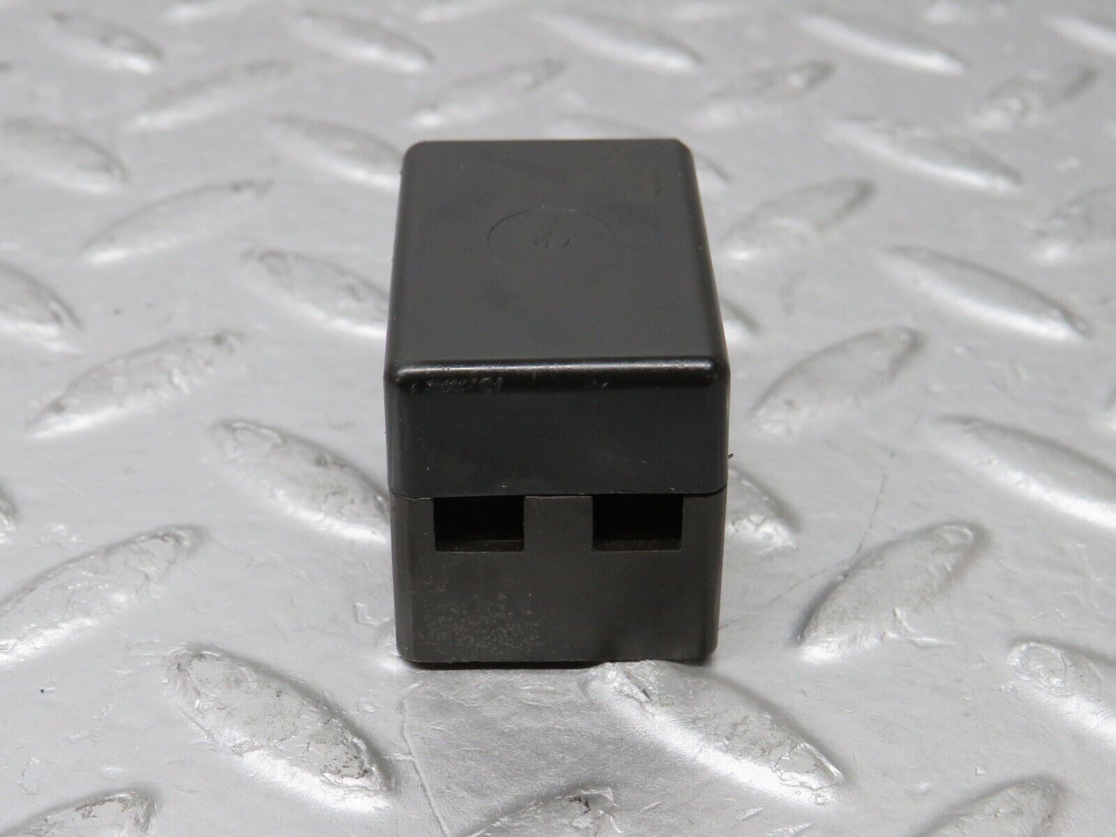 37919 Mercedes-Benz A124 320E Cabriolet Fuse Box Connector