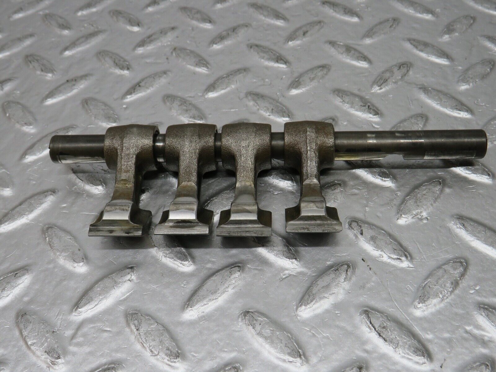 0361 Mercedes-Benz W123 220D Camshaft Rocker Arm With Shaft