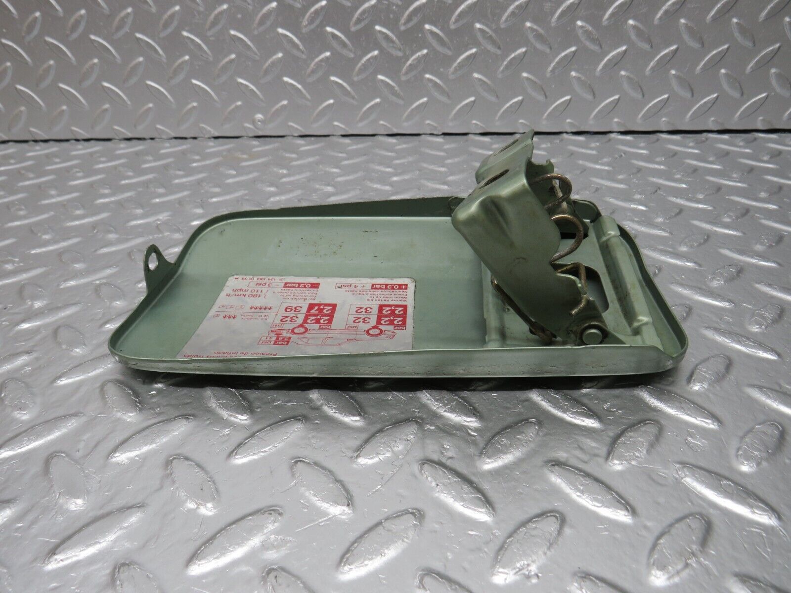 34031 Mercedes-Benz W124 260E Fuel Tank Flap Cap 1245841639