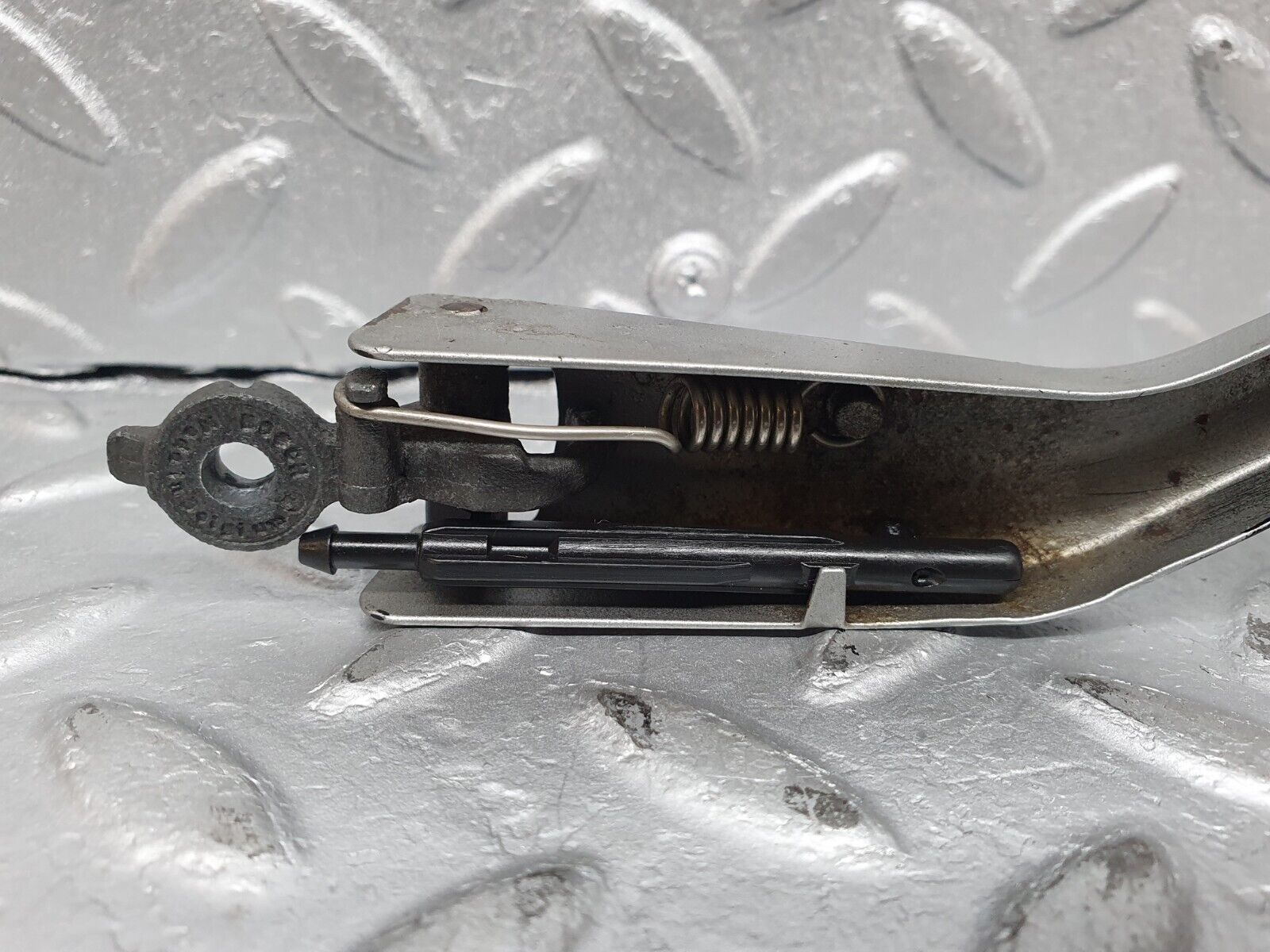 41074 Mercedes-Benz W126 300SE Headlight Wiper Arm Bosch Right Side