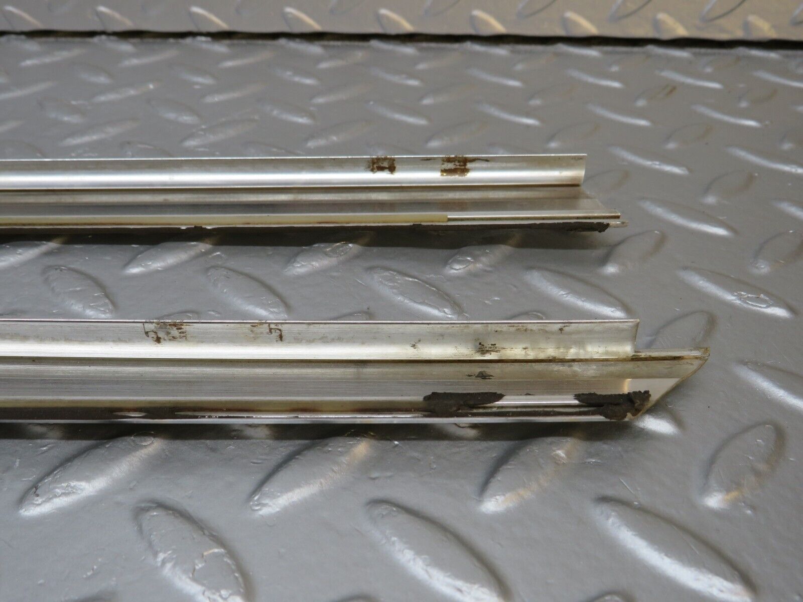 40263 Mercedes-Benz R107 Front Windscreen Chrome Frame