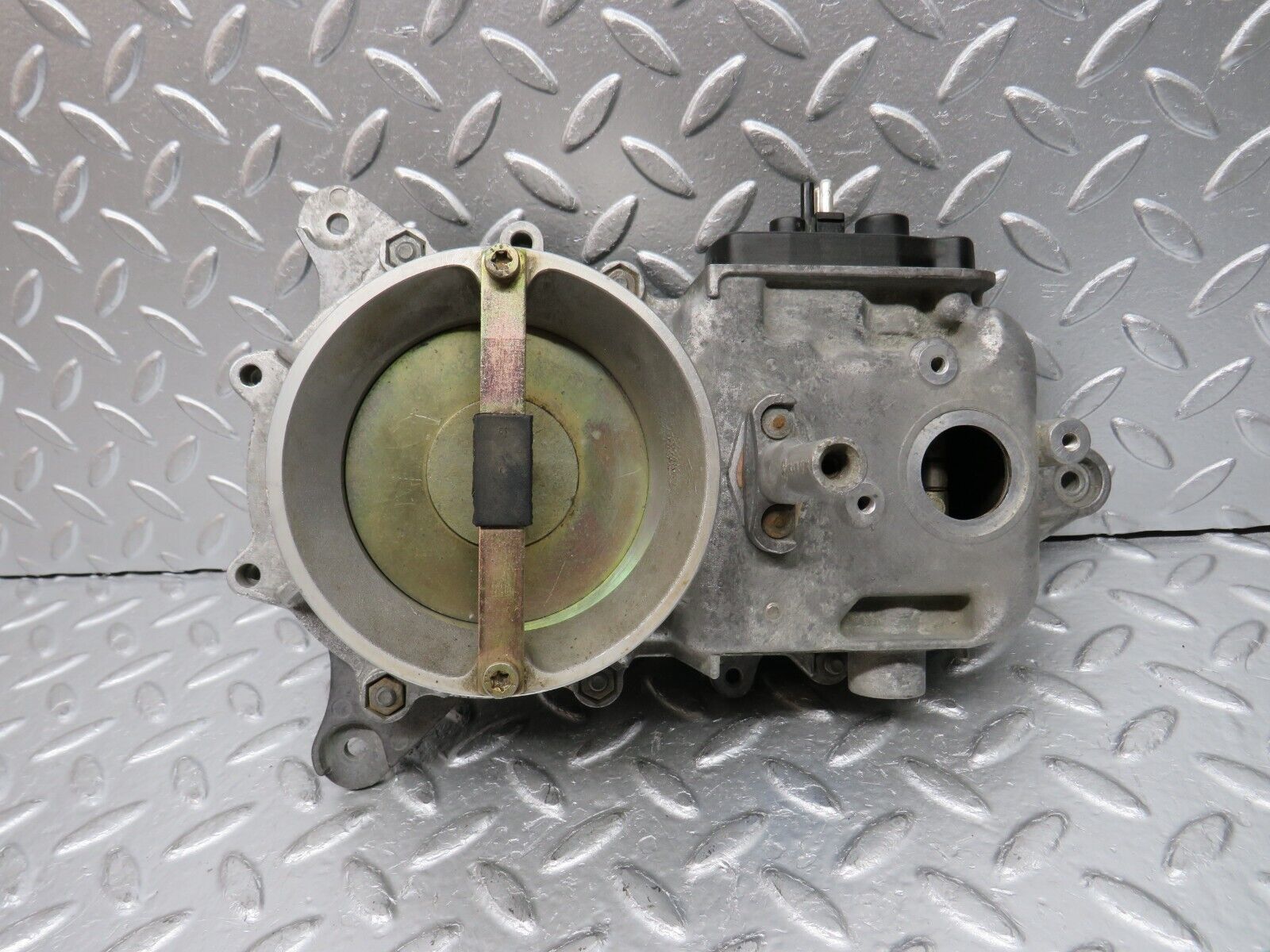 30458 Mercedes-Benz W124 230E Air Flow Mass Meter Sensor Bosch 0438121043