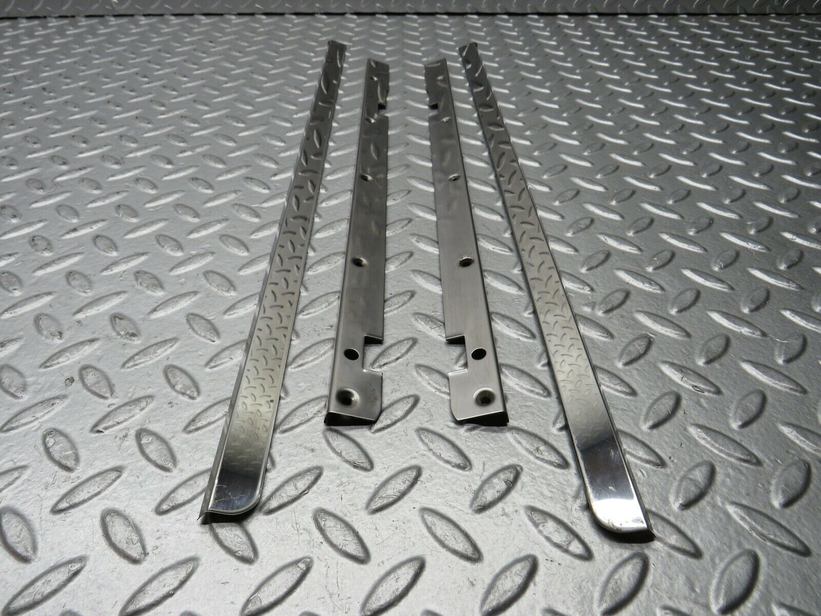 21805 Mercedes-Benz W126 300SE Sunroof Chrome Trim Set