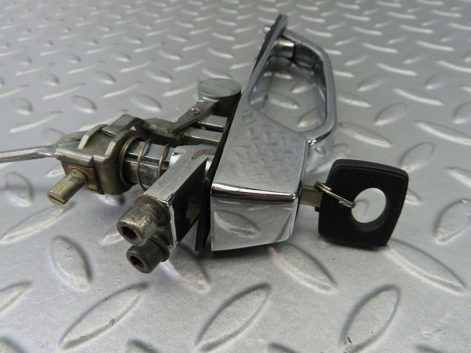 7237 Mercedes-Benz W116 450SE Exterior Door Handle Front Left With Key