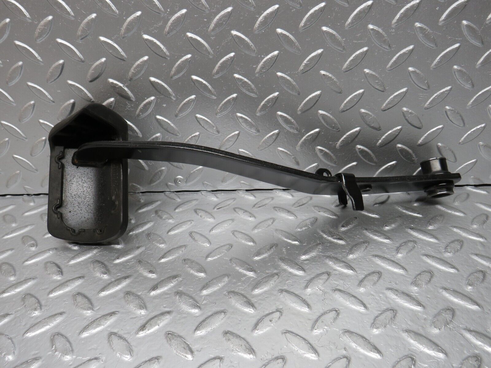 30368 Mercedes-Benz W124 230E Brake Pedal 1232910082