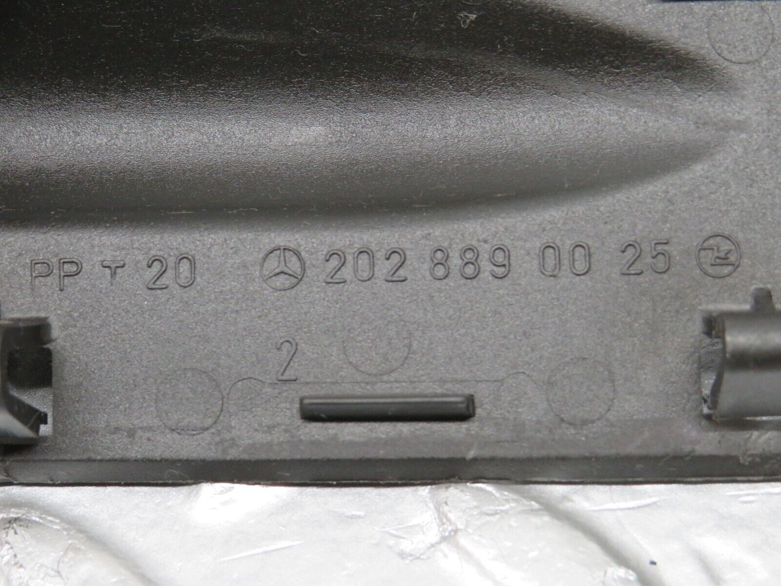 33457 Mercedes-Benz W202 C180 Windscreen Washer Nozzle Cover Trim 2028890025