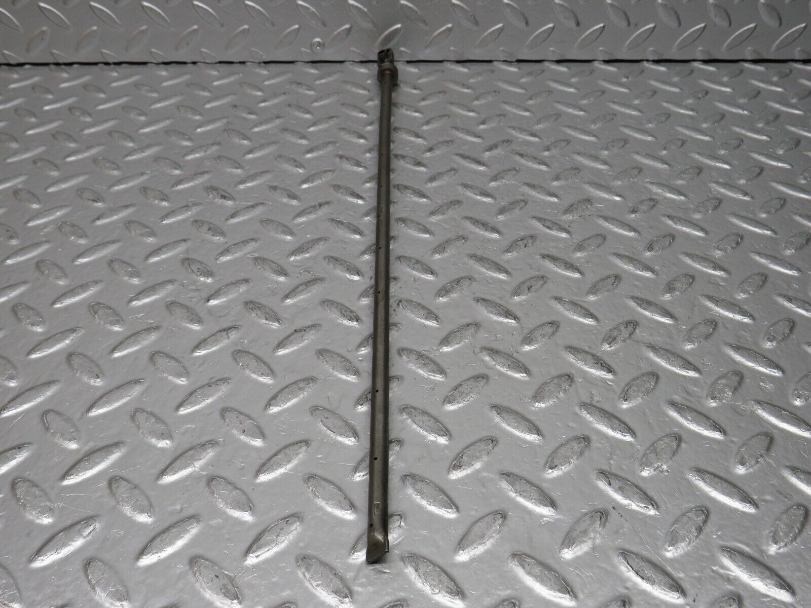 0267 Mercedes-Benz W123 220D Camshaft Oil Tube