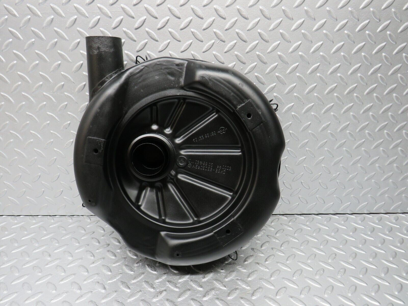 40600 Mercedes-Benz W123 300D Air Filter Box Housing 0110946802 0010949504