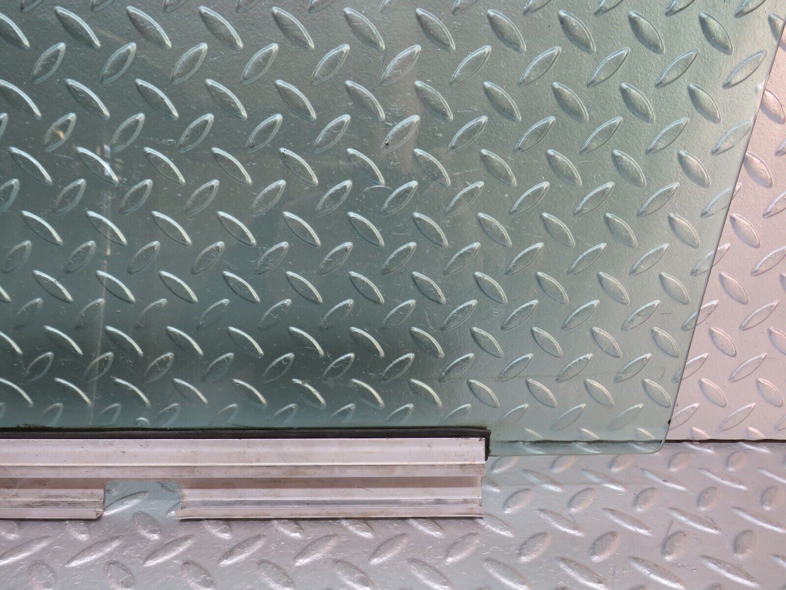 29263 Mercedes-Benz W124 230E Front Right Door Window Glass