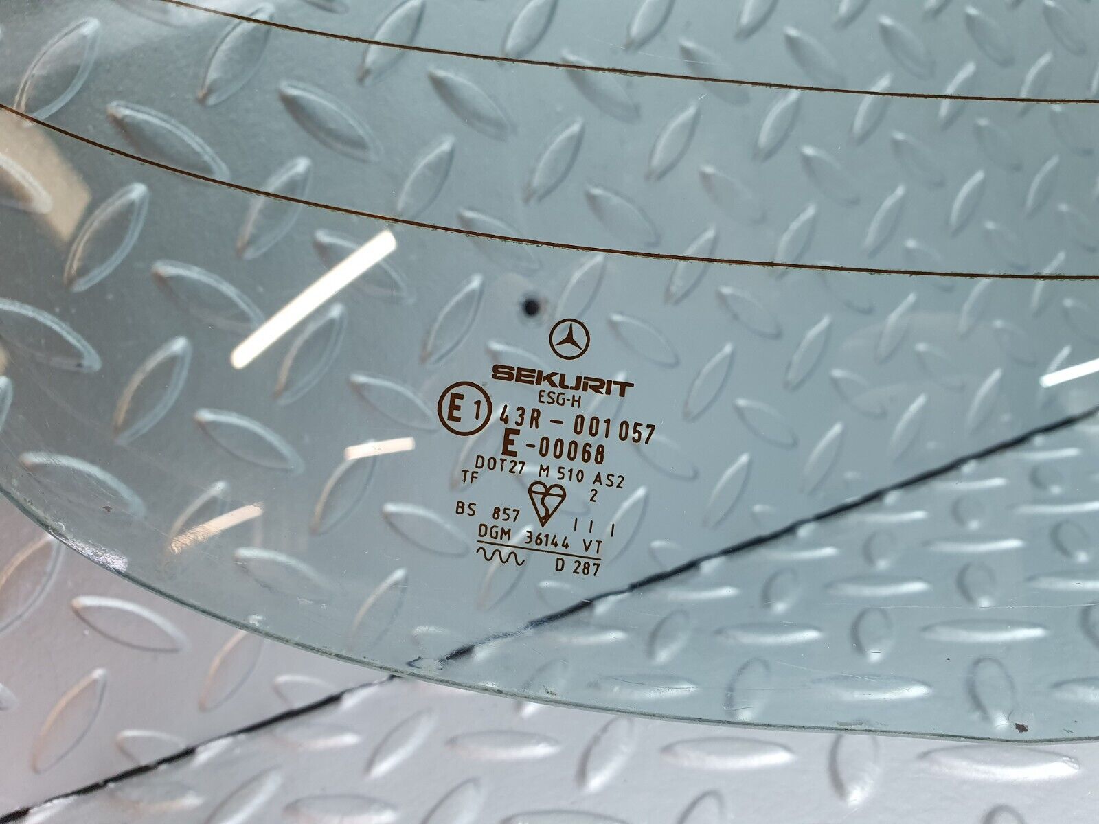 40816 Mercedes-Benz W123 300D Rear Heated Windscreen Glass