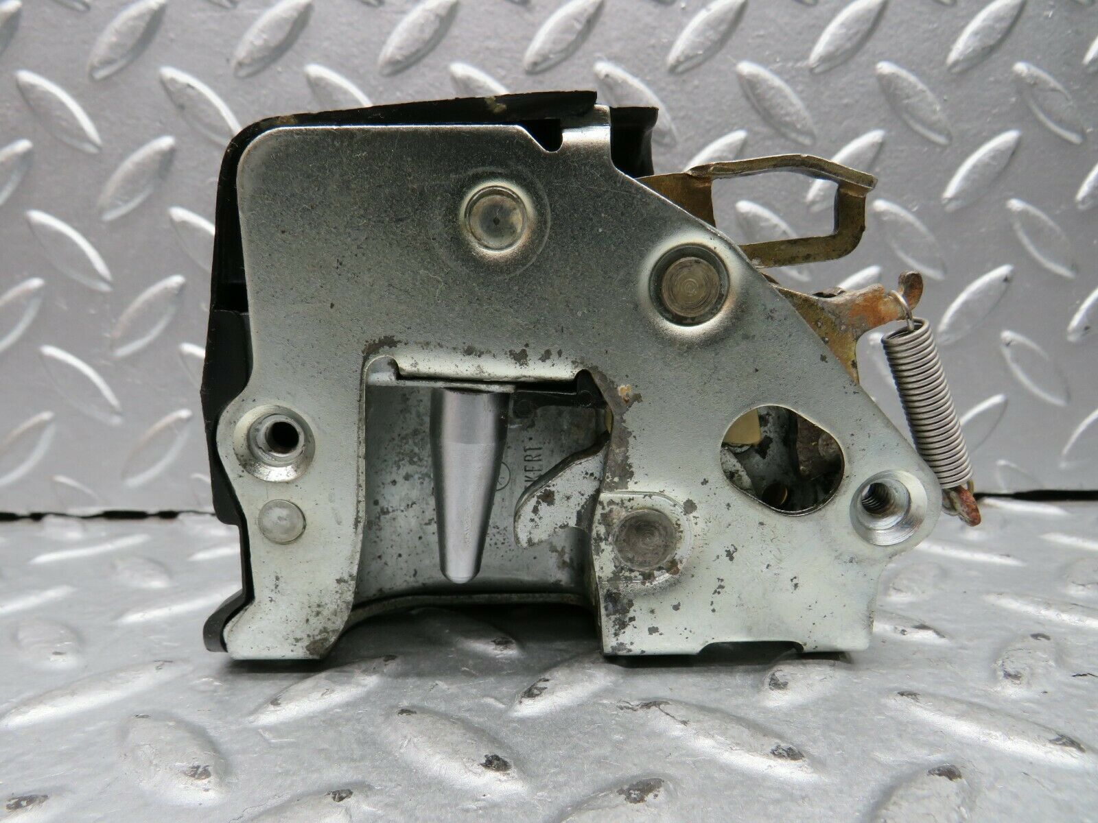 21981 Mercedes-Benz S123 280TE Front Right Door Lock Mechanism 1237230208