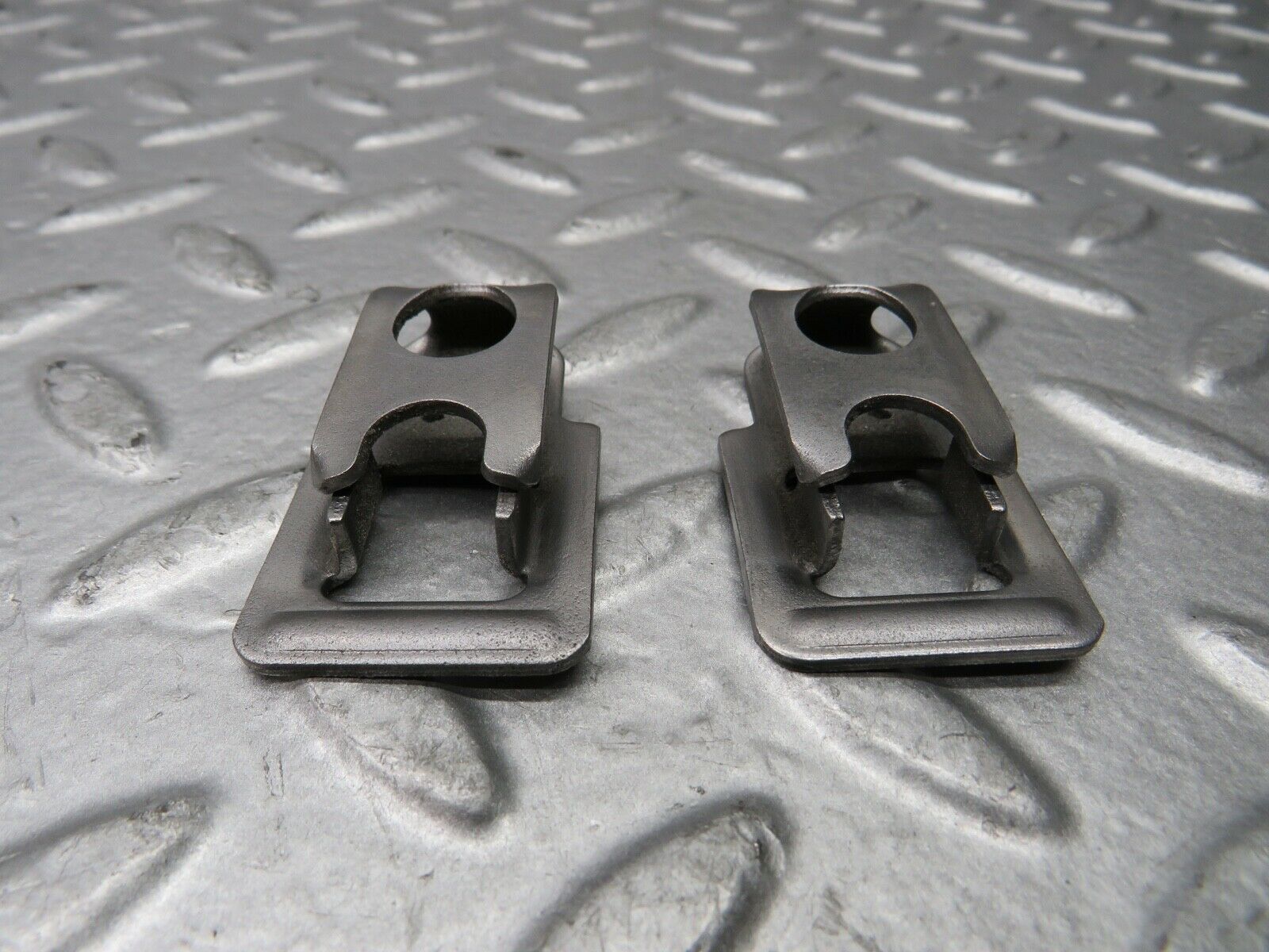 21801 Mercedes-Benz W126 300SE Fuel Injector Bracket 2 pcs