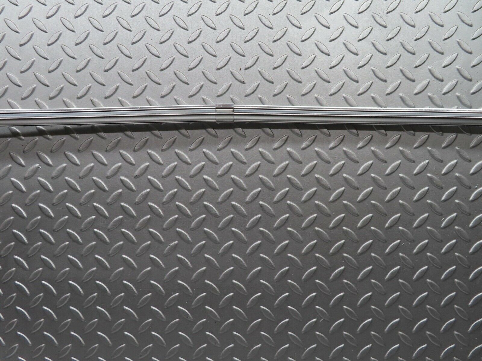 19122 Mercedes-Benz W123 300D Rear Windscreen Chrome Frame
