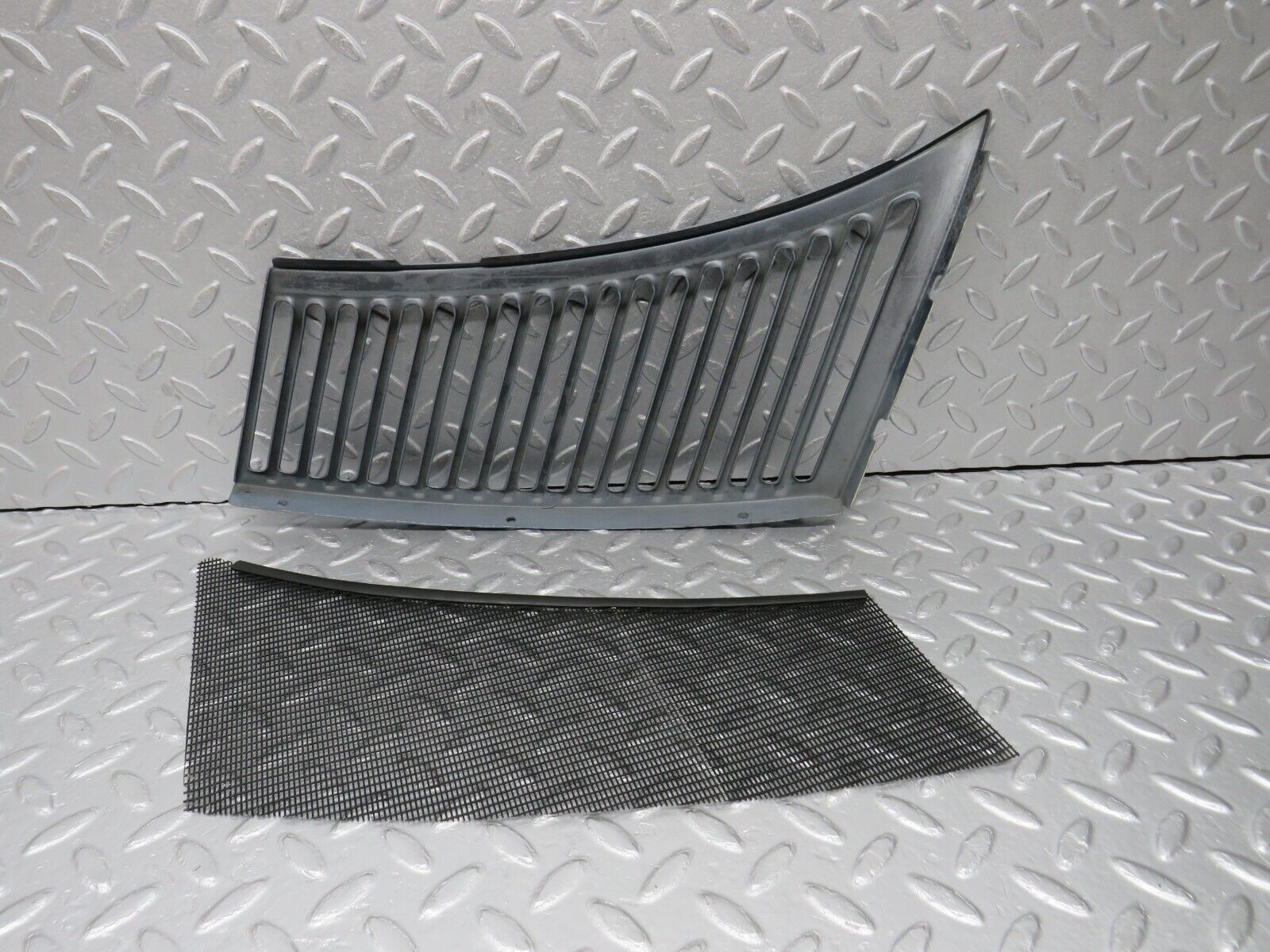 39082 Mercedes-Benz R107 500SL Coupe Air Intake Grill Right Side