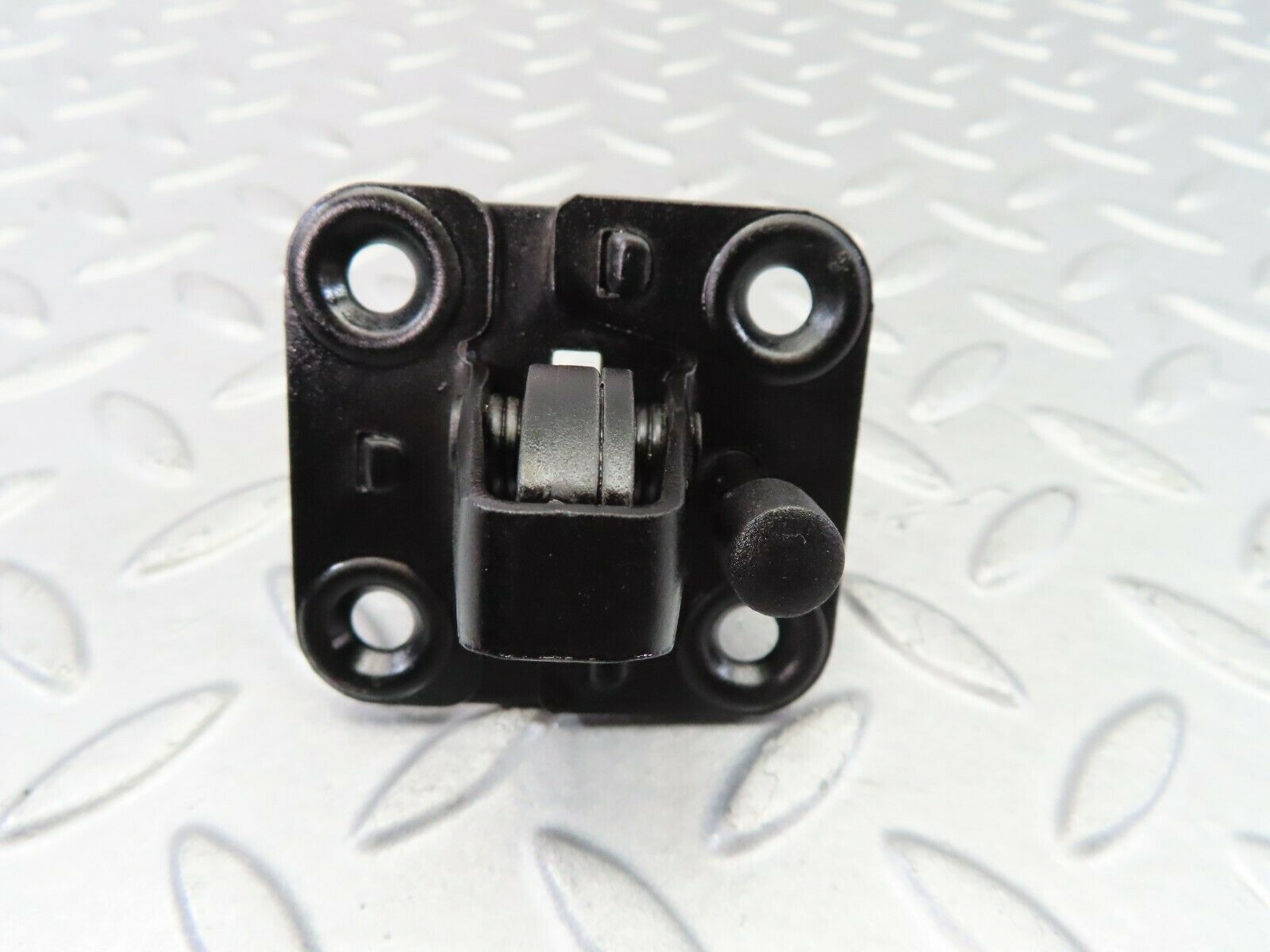 7574 Mercedes-Benz S123 230TE Wagon Bonnet Lock