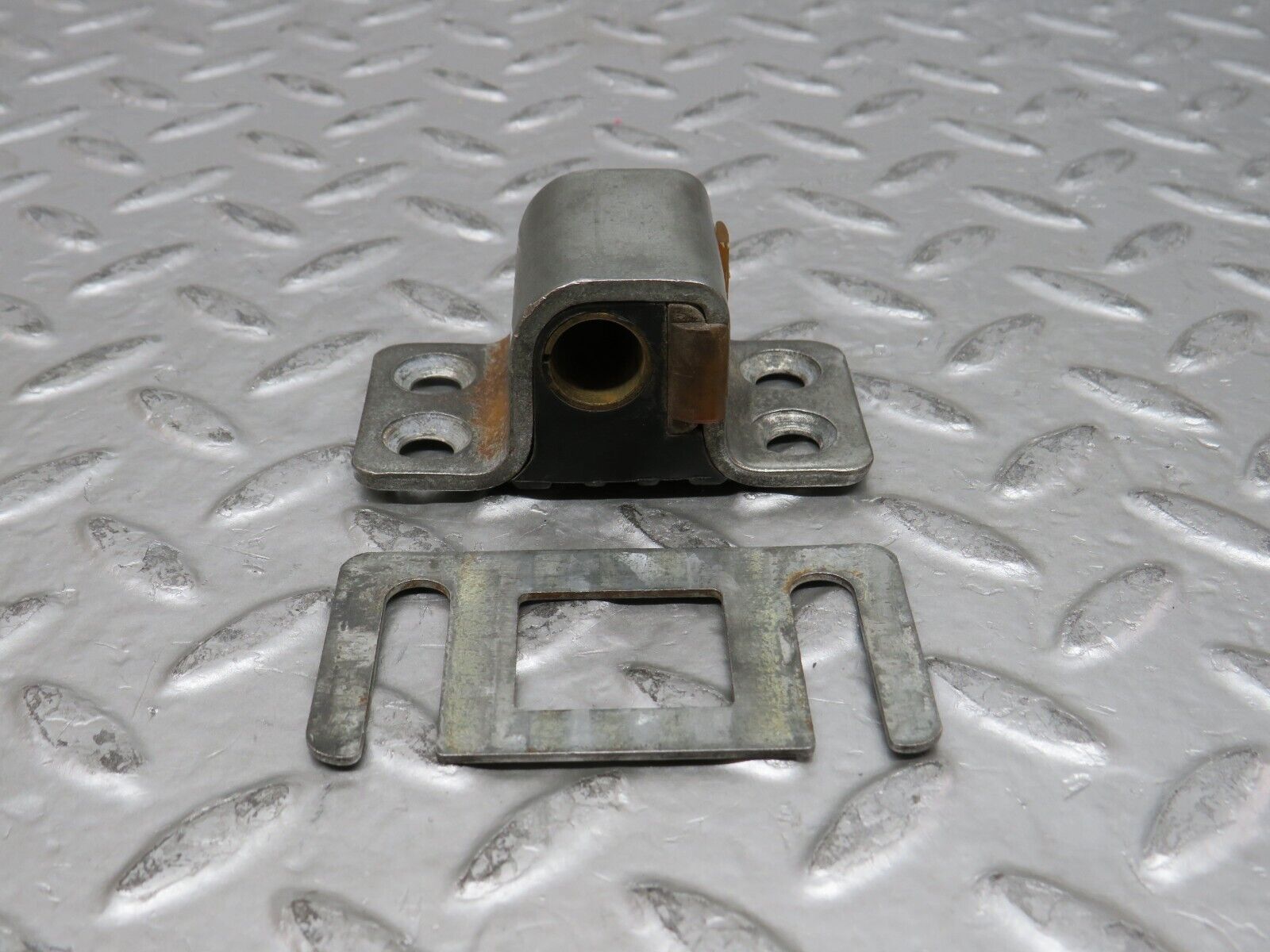 27945 Mercedes-Benz W123 280E Door Lock Latch Right Side