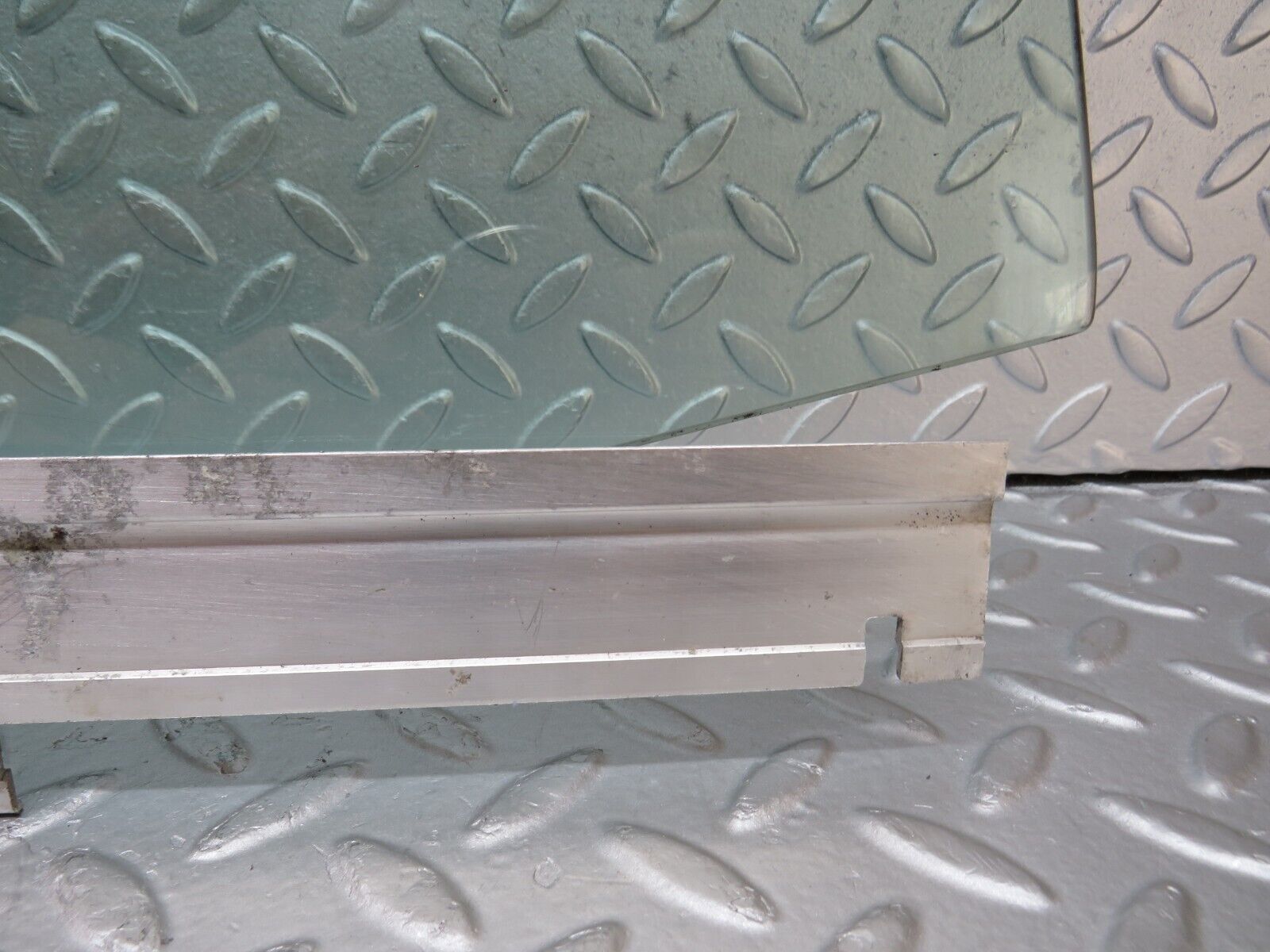 36038 Mercedes-Benz W126 420SE Front Right Door Window Glass