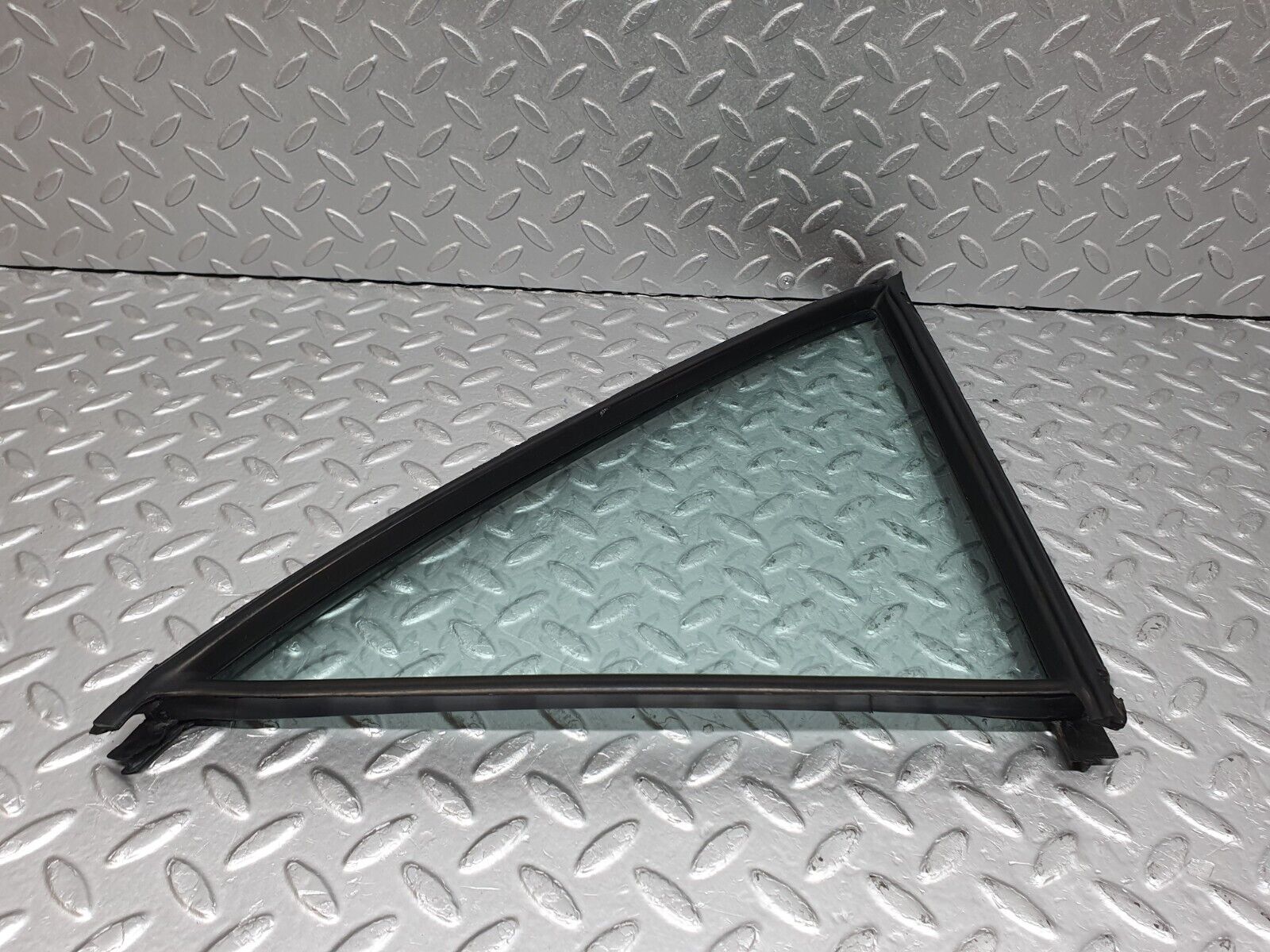 41130 Mercedes-Benz W126 300SE Rear Left Quarter Window Glass 1267350124