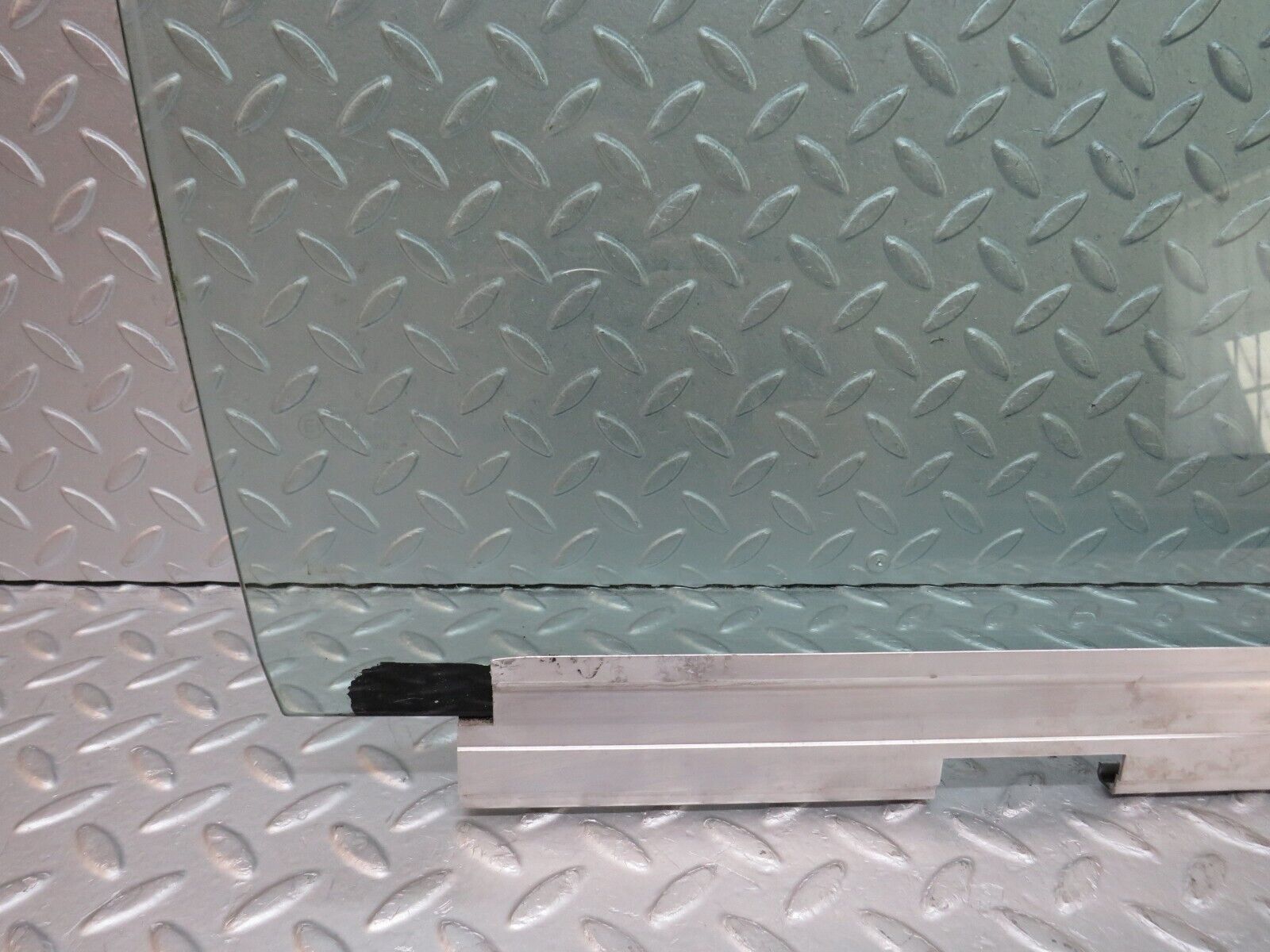 36038 Mercedes-Benz W126 420SE Front Right Door Window Glass