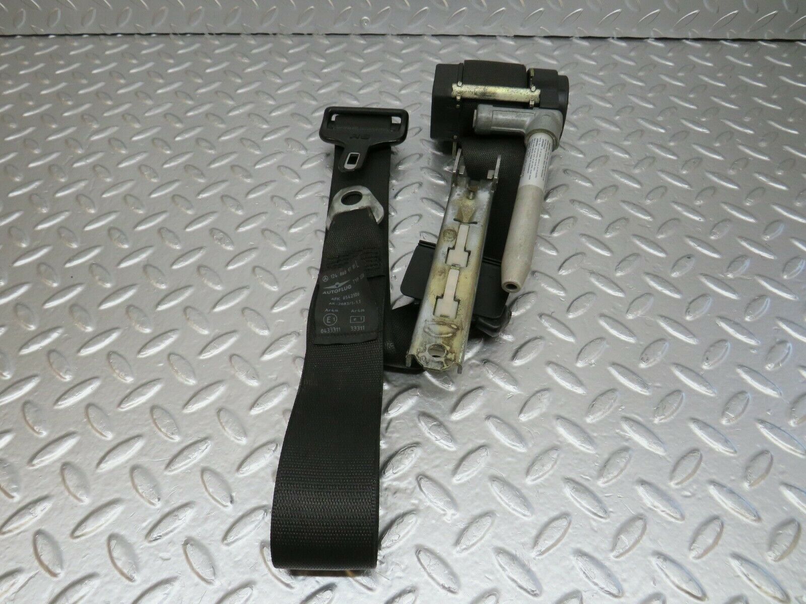 24386 Mercedes-Benz S124 220TE Wagon Front Left Seat Belt 1248609785