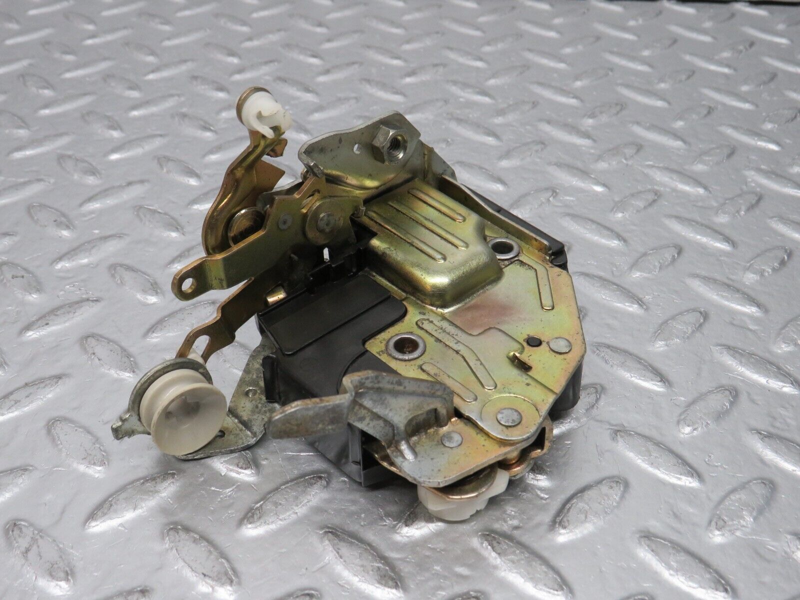 32452 Mercedes-Benz S124 300TE Wagon Front Right Door Lock Mechanism