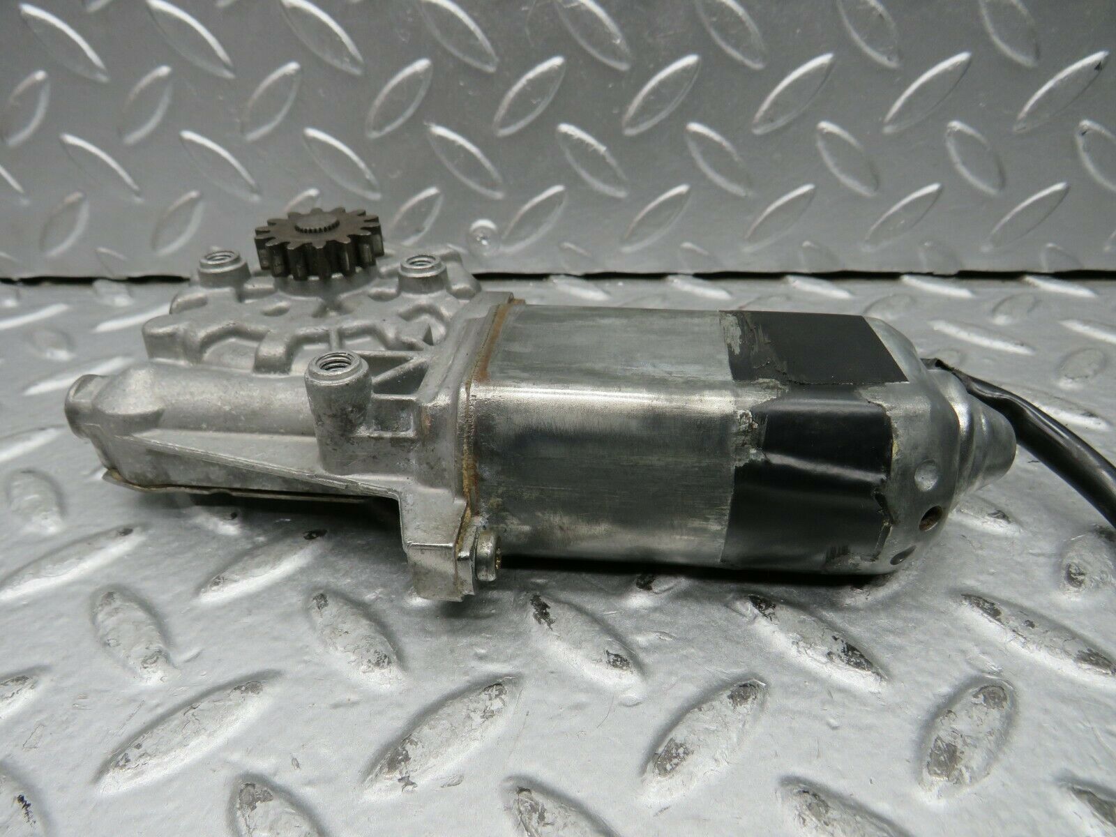 21993 Mercedes-Benz S123 280TE Window Regulator Motor Front Left 0130821018