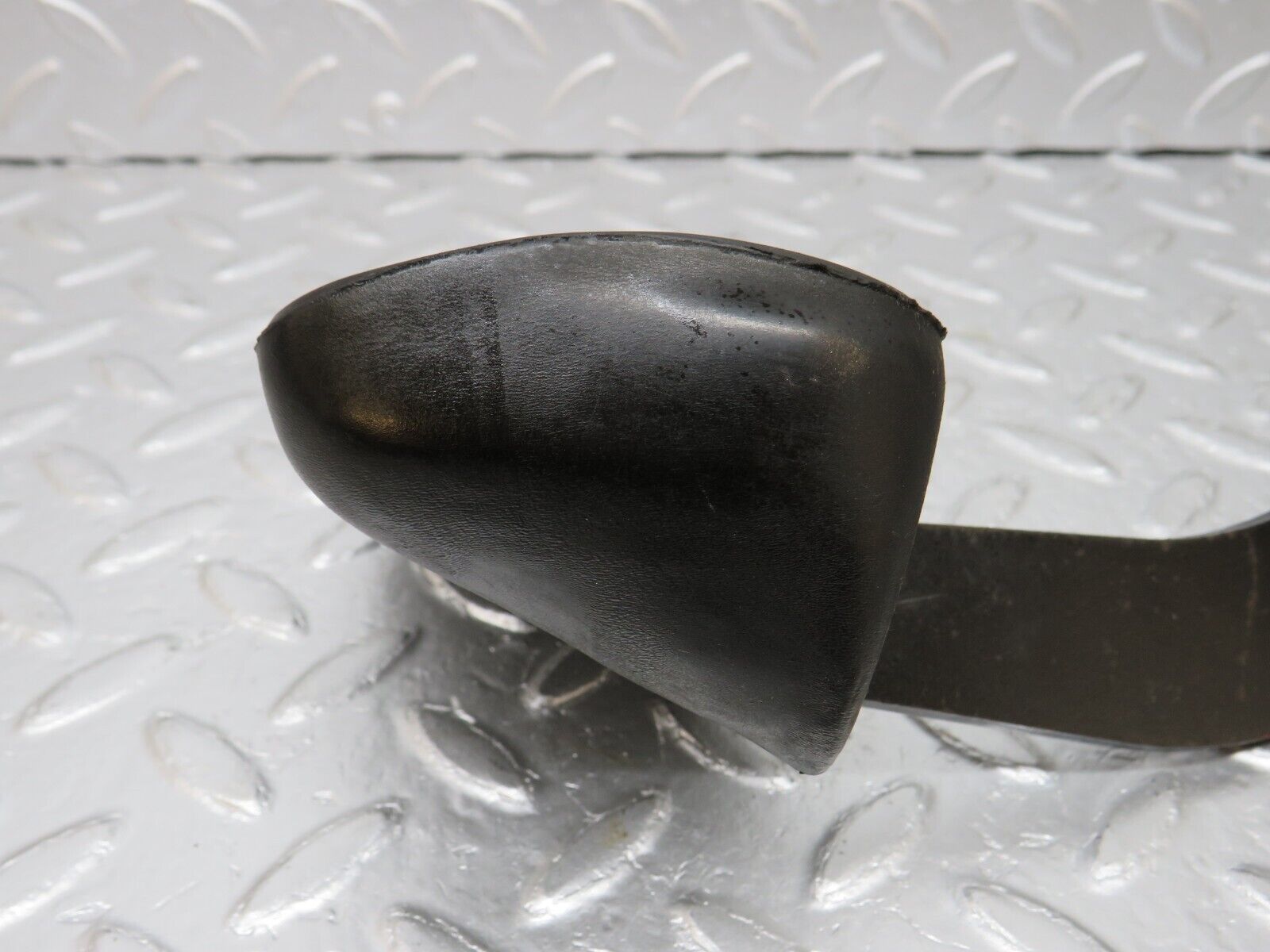 34096 Mercedes-Benz W124 260E Brake Pedal With Rubber 1232910082