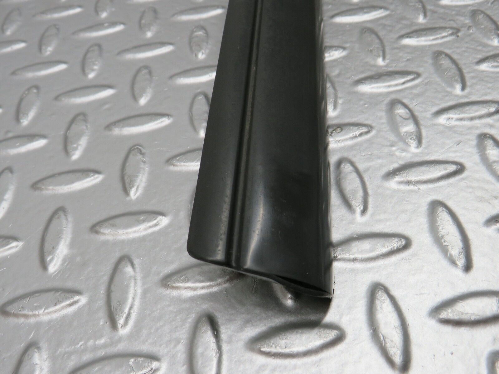 32299 Mercedes-Benz S124 300TE Wagon Front Right Door Lower Moulding Trim