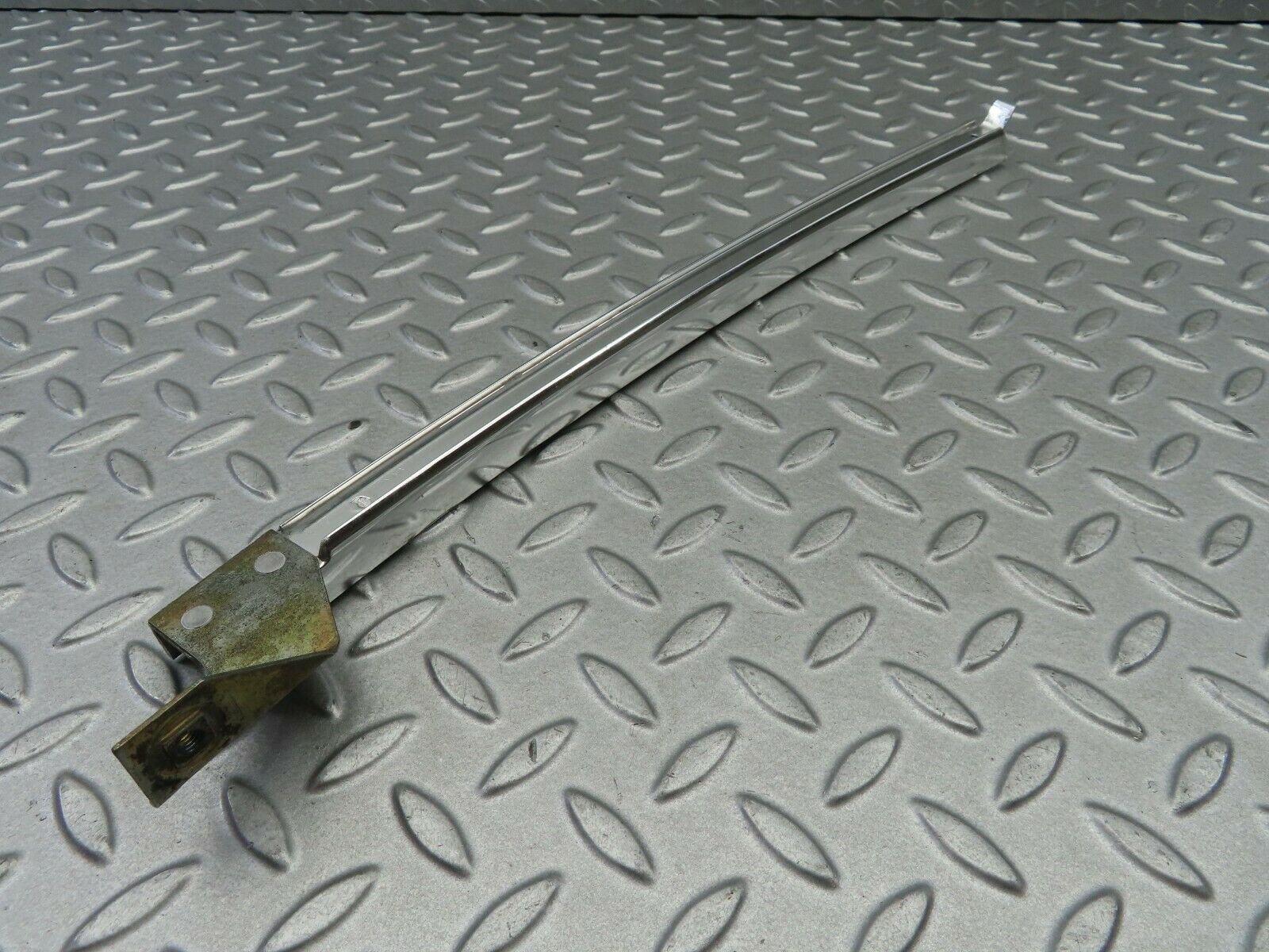 6224 Mercedes-Benz W126 380SE Rear Left Chrome Window Channel