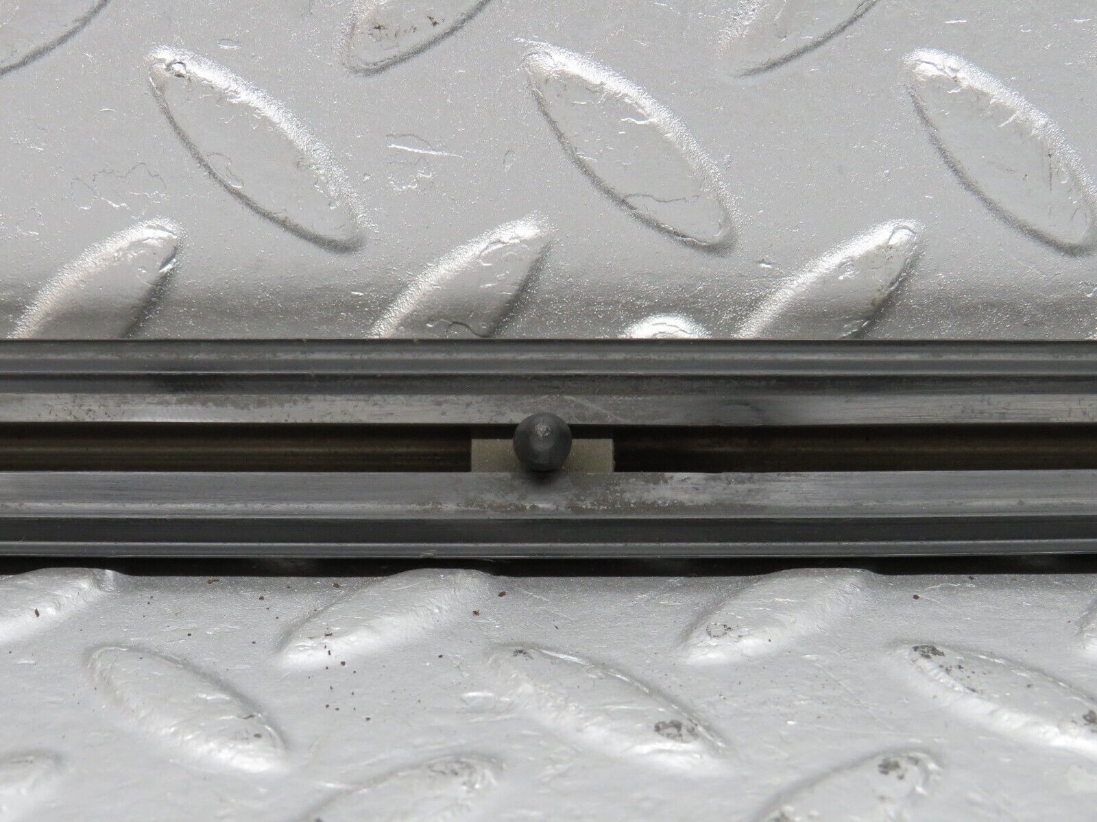 40642 Mercedes-Benz W123 300D Front Right Door Centre Moulding Trim