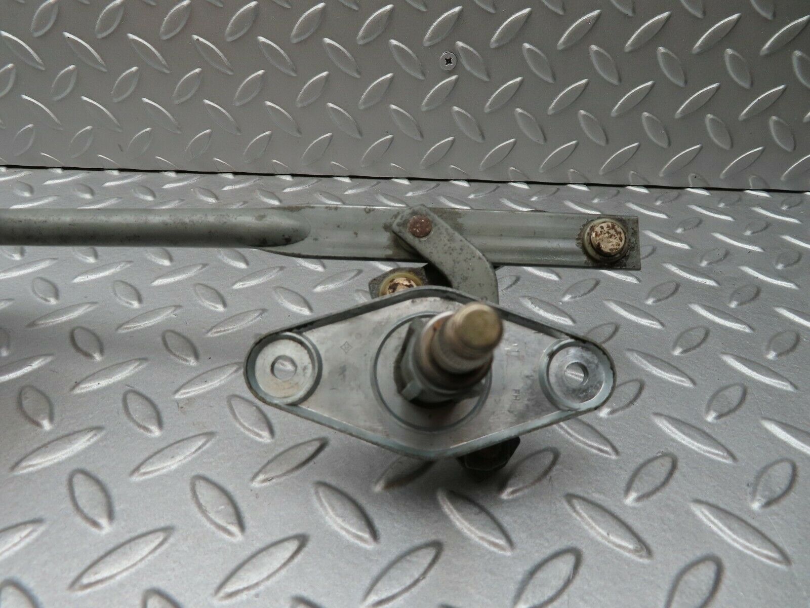4808 Mercedes-Benz W114 280CE Coupe Windscreen Wiper Linkage