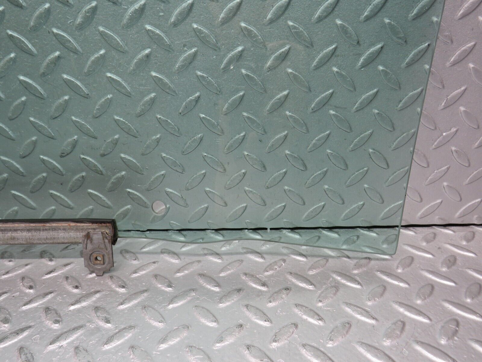 37874 Mercedes-Benz A124 320E Cabriolet Front Right Door Window Glass