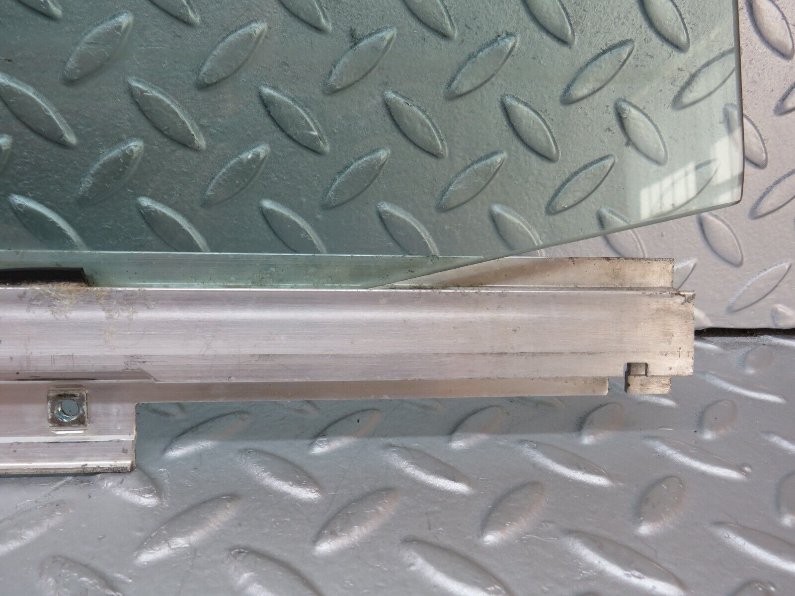 36037 Mercedes-Benz W126 420SE Front Left Door Window Glass